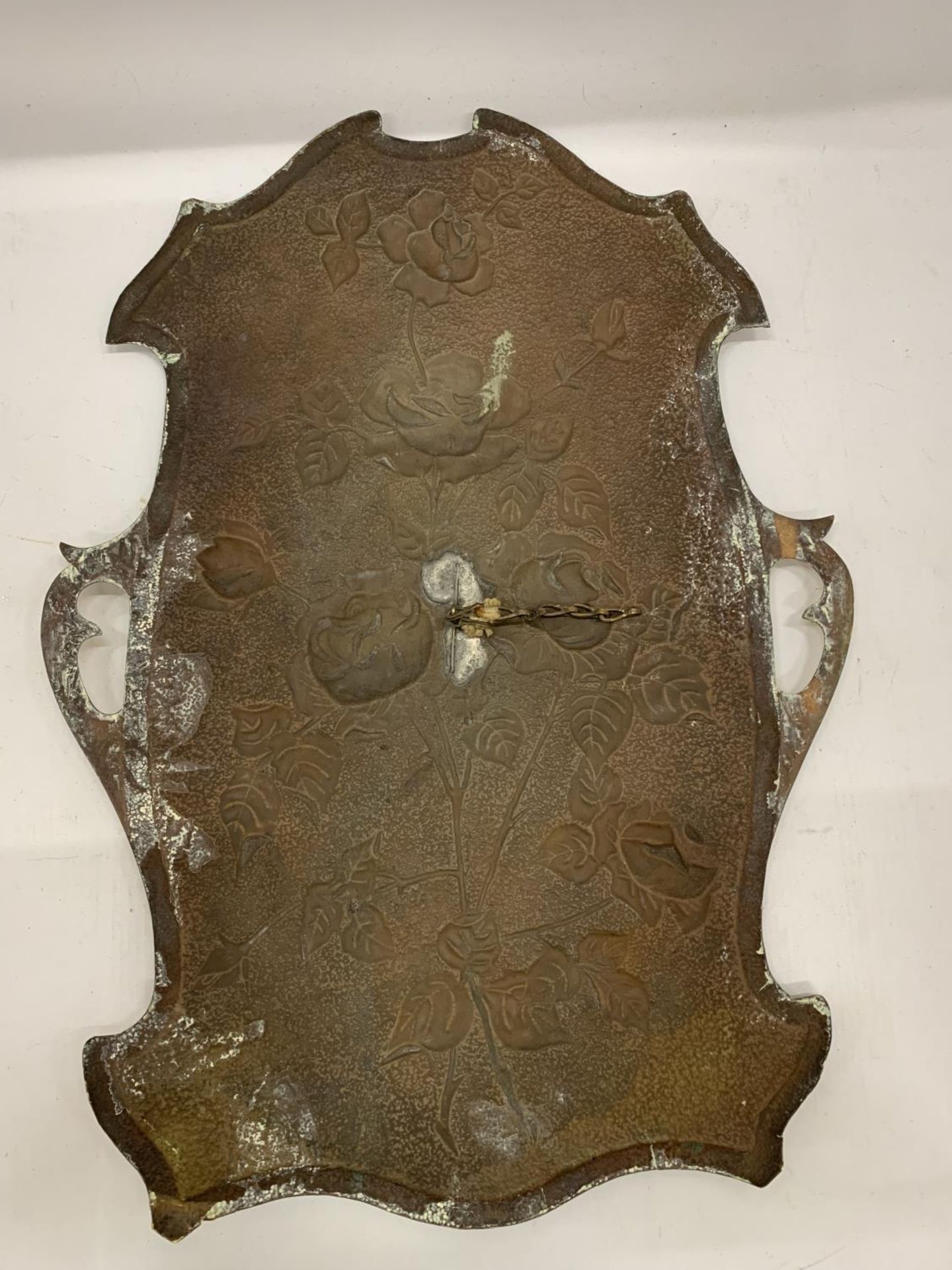 A BRASS WALL HANGING IN THE SHAPE OF A SHIELD WITH FLORAL EMBOSSING 46CM X 34CM - Image 3 of 3