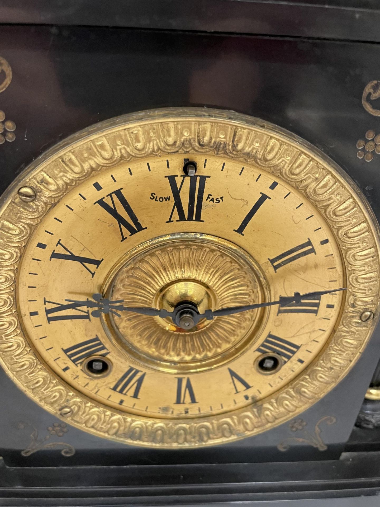 AN ANTIQUE BLACK SLATE MARBLE MANTLE CLOCK WITH TRIPLE CORINTHIAN COLUMNS AND GILT DESIGN DIAL, WITH - Image 3 of 6