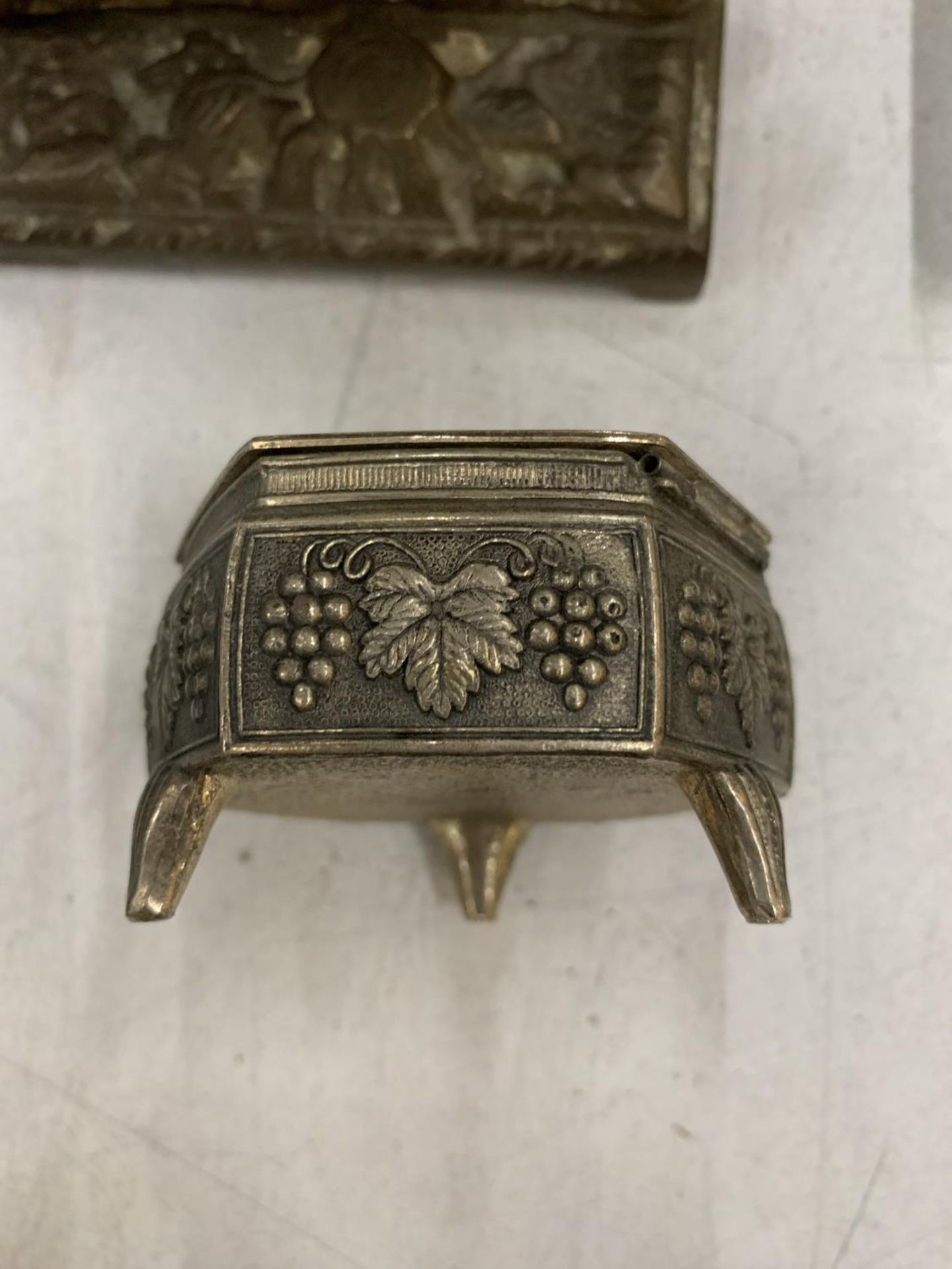 A VINTAGE BRASS ALARM CLOCK WITH ORNATE CHERUB AND STORK DETAIL PLUS A WHITE METAL TRINKET BOX - Image 5 of 6