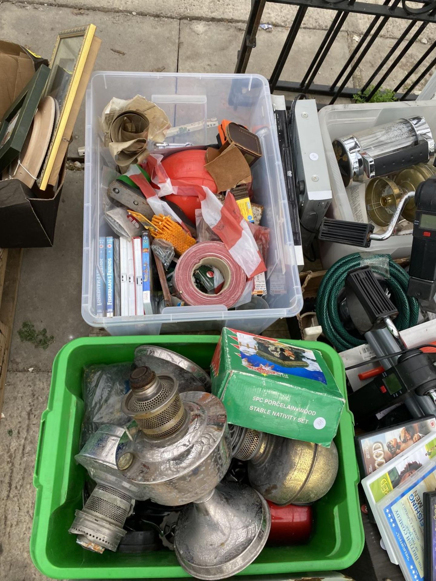 AN ASSORTMENT OF HOUSEHOLD CLEARANCE ITEMS TO INCLUDE OIL LAMPS AND TOOLS ETC - Image 2 of 5