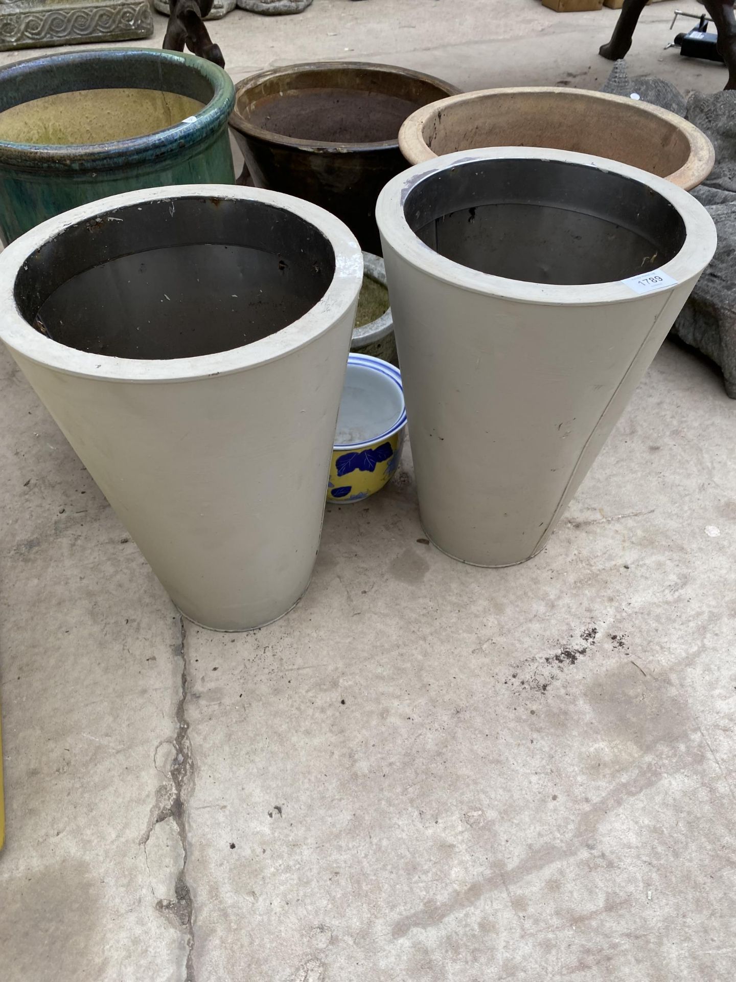 AN ASSORTMENT OF GARDEN PLANTERS TO INCLUDE A PAIR OF METAL PLANTERS AND VARIOUS GLAZED POTS - Image 2 of 4