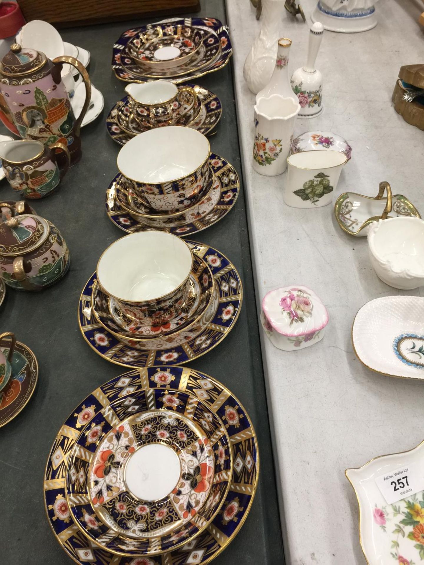 A QUANTITY OF VINTAGE POINTONS CHINA TO INCLUDE A CAKE PLATE, PLATES, SAUCERS, A CREAM JUG AND SUGAR