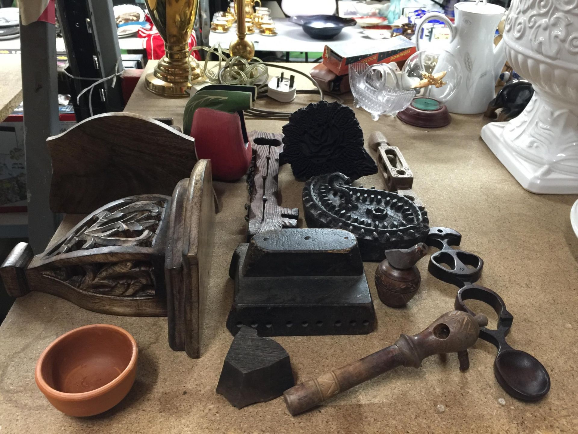 A QUANTITY OF TREEN ITEMS TO INCLUDE CARVED WALL SCONCES, STAMPS, SMALL LOVING SPOONS, ETC