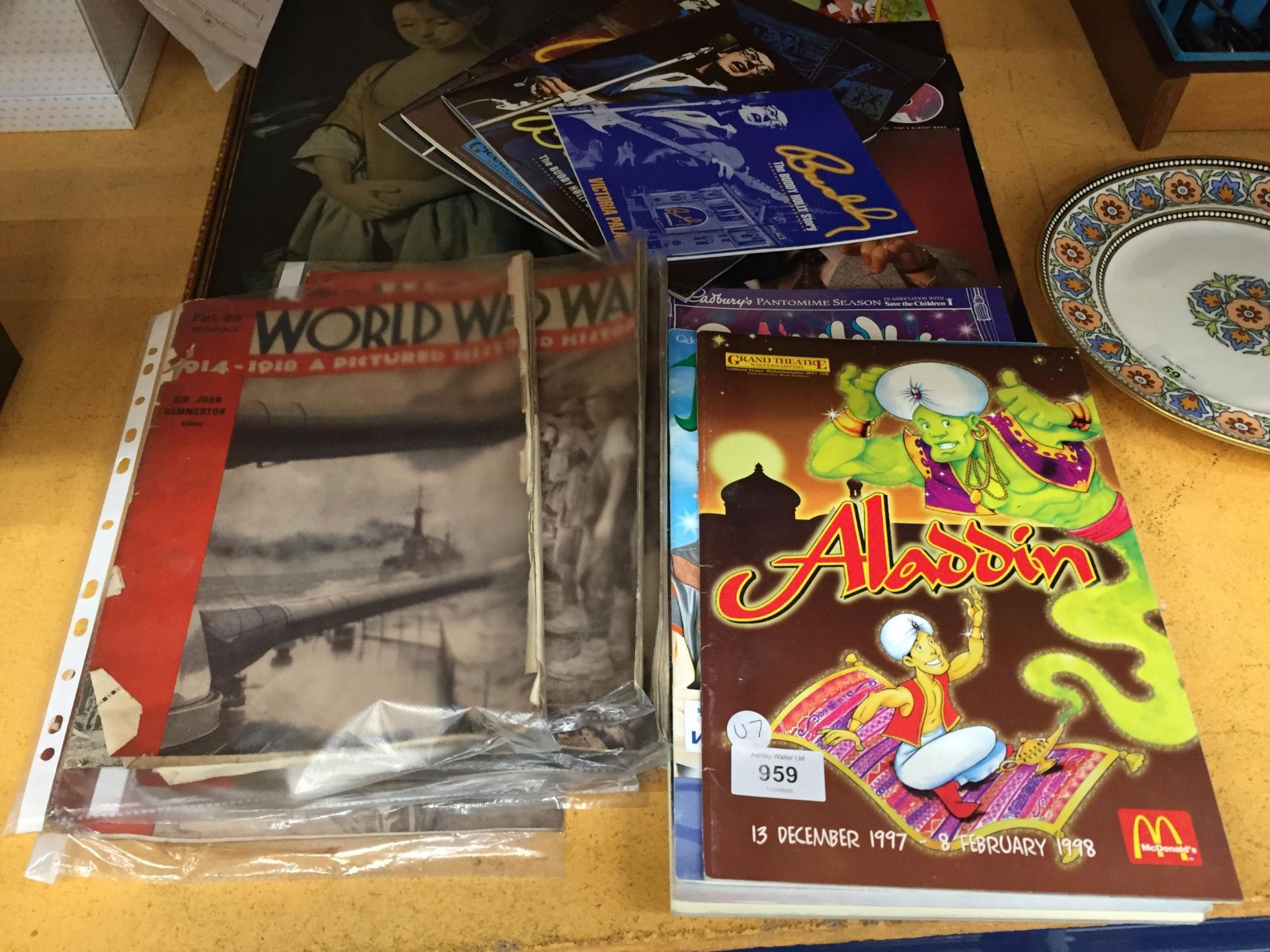 A MIXED GROUP OF MAGAZINES, WORLD WAR MAGAZINES ETC - Bild 3 aus 4