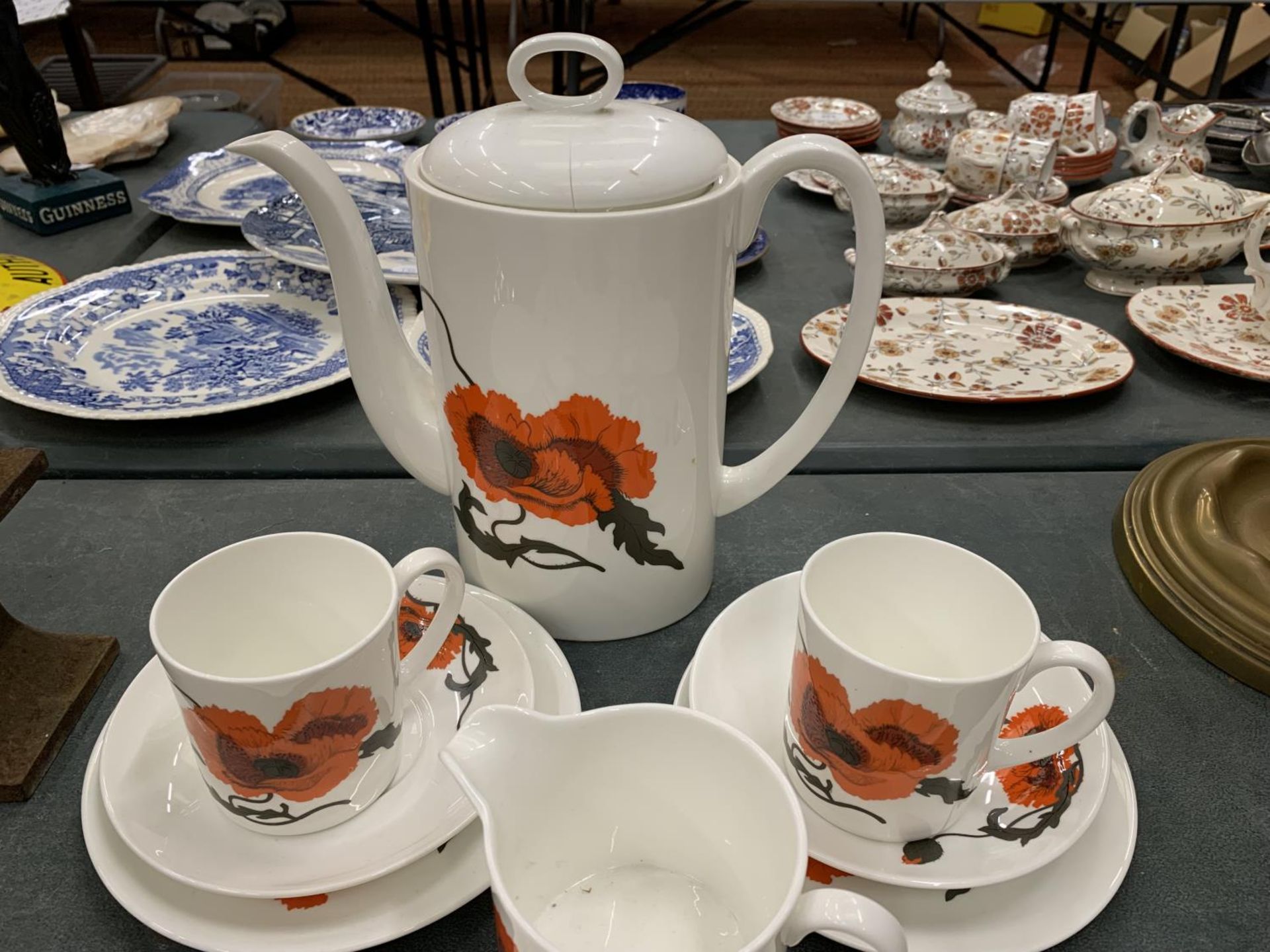 A WEDGWOOD COFFEE SET IN THE SUSIE COOPER POPPY DESIGN TO INCLUDE A COFFEE POT, CREAM JUG, SUGAR - Image 3 of 5