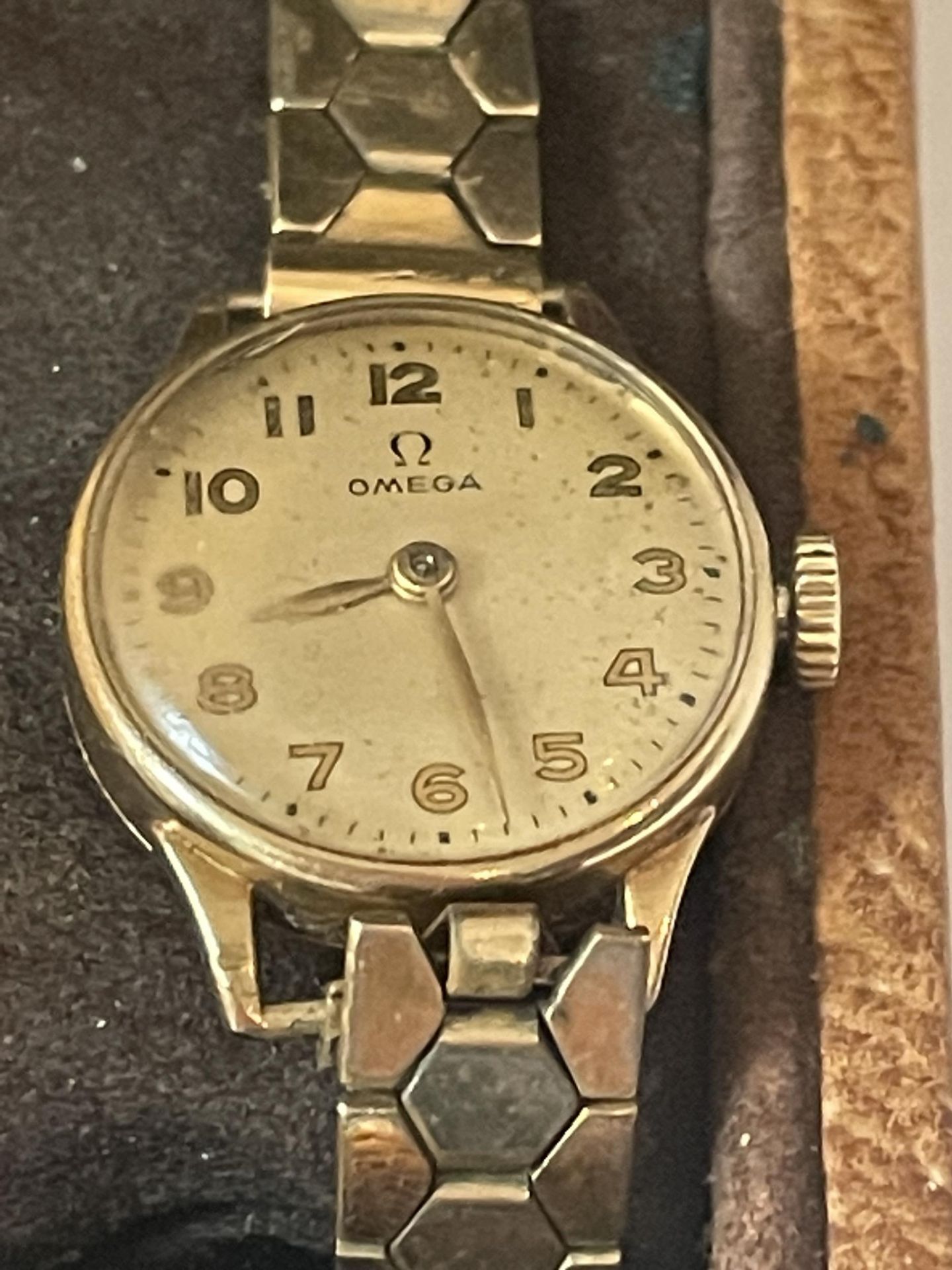 A LADIES OMEGA 9 CARAT GOLD WRIST WATCH WITH ROLLED GOLD STRAP IN ORIGINAL OMEGA CASE SEEN WORKING - Image 2 of 5