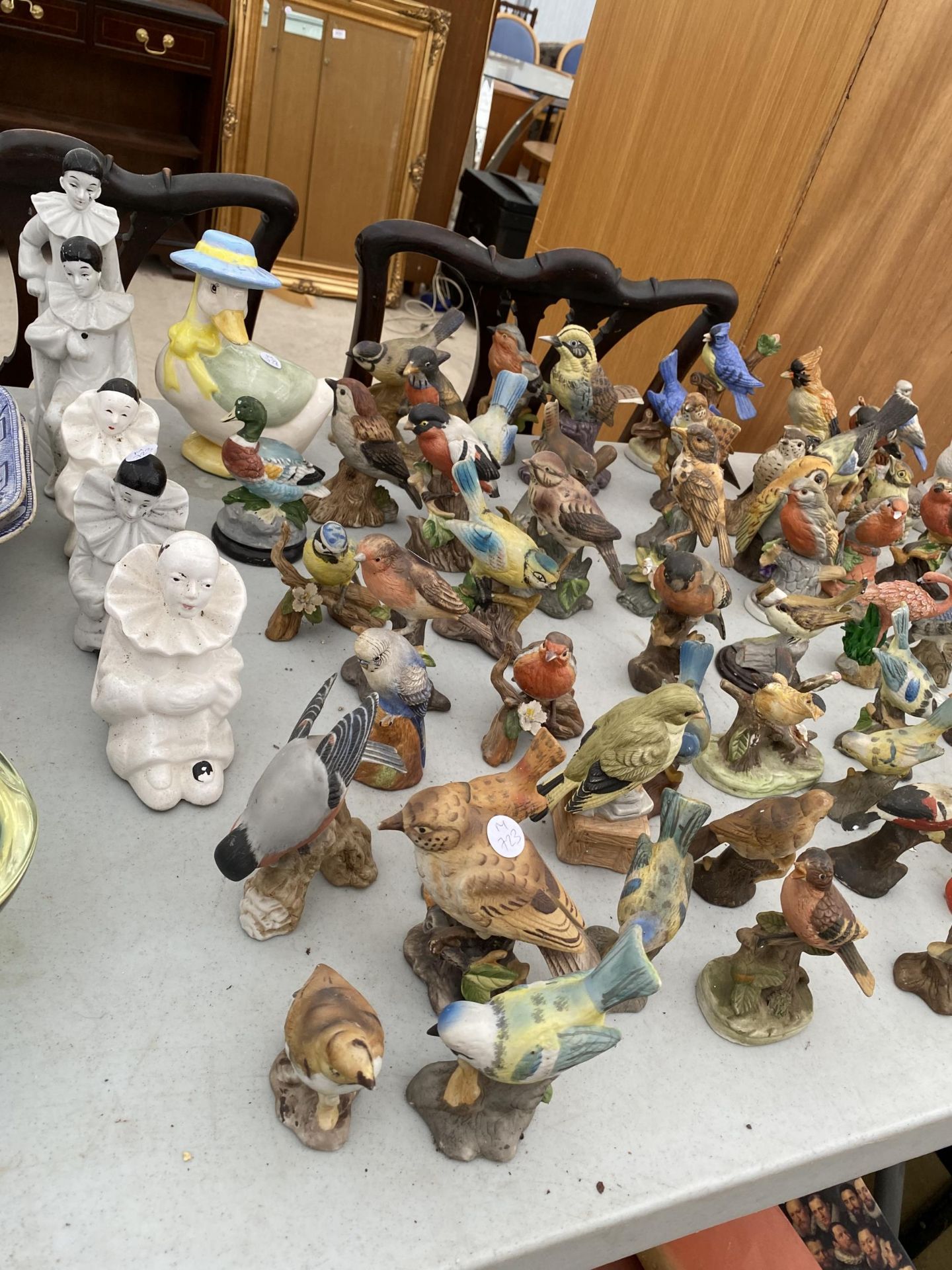 A LARGE ASSORTMENT OF CERAMIC BIRD FIGURES - Image 2 of 8