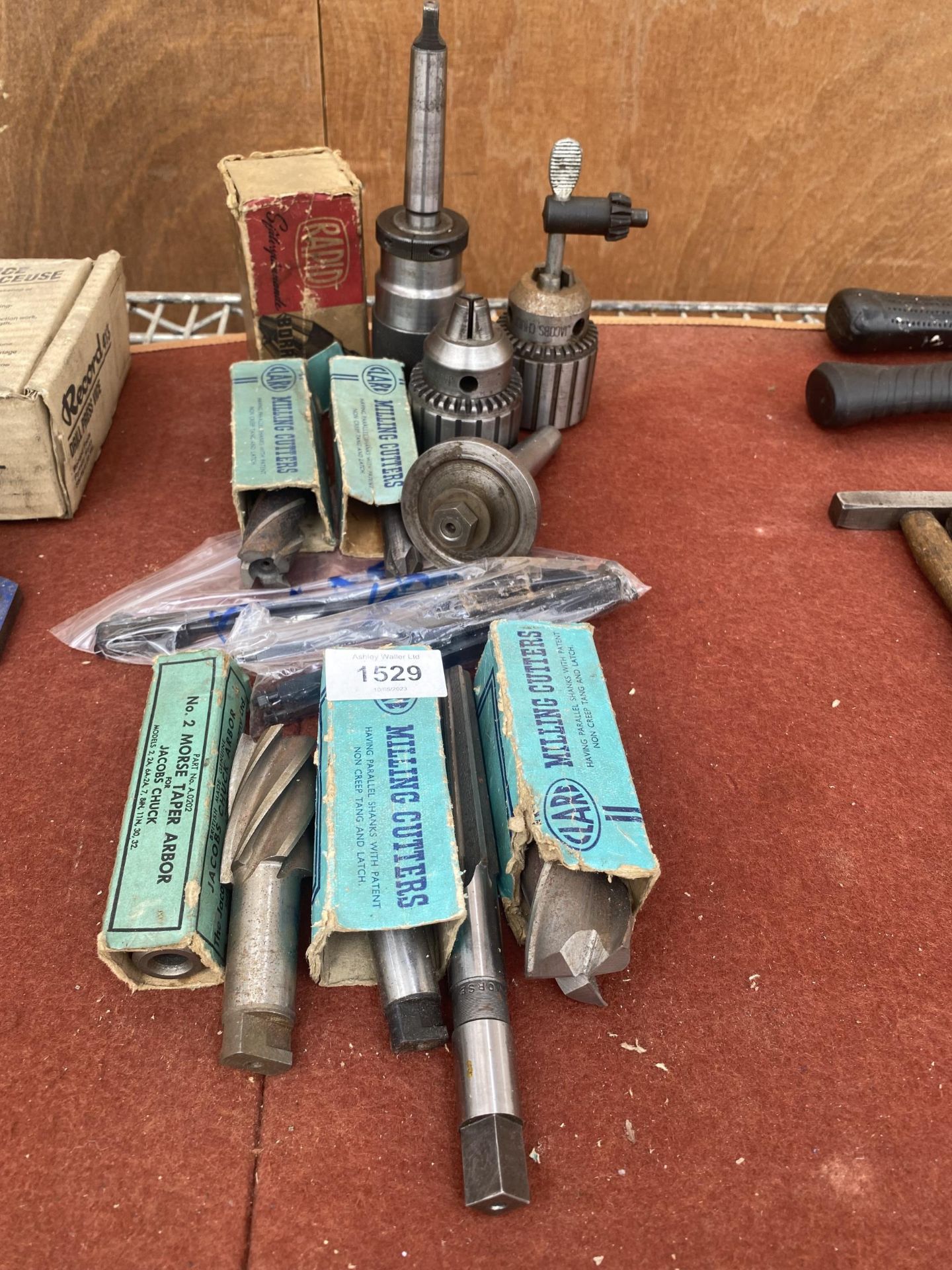 AN ASSORTMENT OF ENGINEERS TOOLS TO INCLUDE CLARKE MILLING BITS AND DRILL CHUCKS ETC