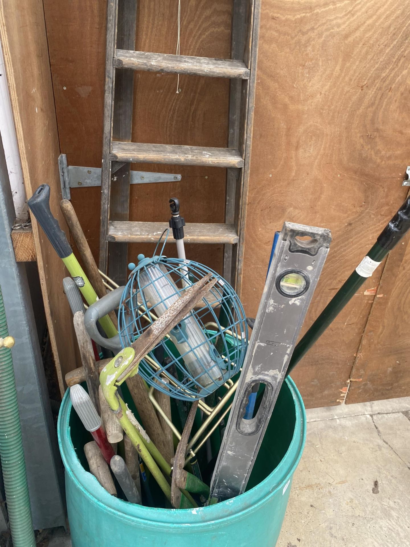 A LARGE ASSORTMENT OF GARDEN TOOLS TO INCLUDE A WOOD STEP LADDER, SHEARS AND SPADES ETC - Image 2 of 4