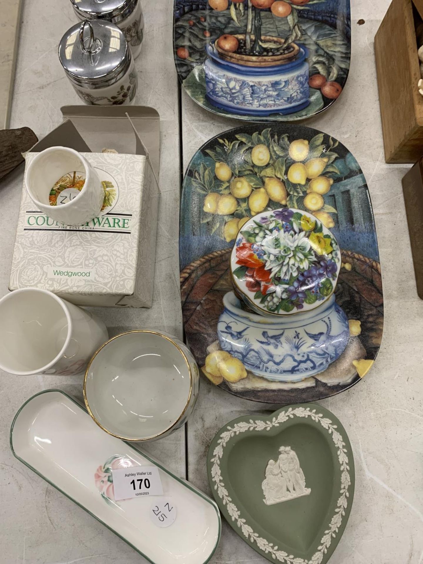 A QUATITY OF CERAMIC ITEMS TO INCLUDE ROYAL WORCESTER EGG CODDLERS, COLLECTABLE PLATES, WEDGWOOD - Image 5 of 10
