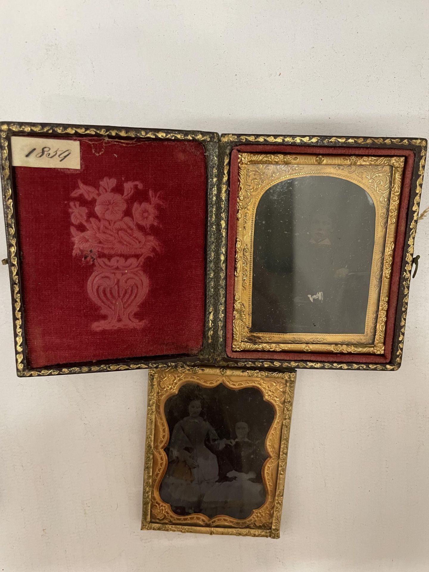 A COLLECTION OF VICTORIAN PORTRAITS IN GILT FRAMES AND ORIGINAL LEATHER CASES - Image 4 of 5