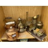 AN ASSORTMENT OF BRASS AND COPPER ITEMS TO INCLUDE A STEAM ENGINE MODEL, JUGS AND COFFEE POTS ETC
