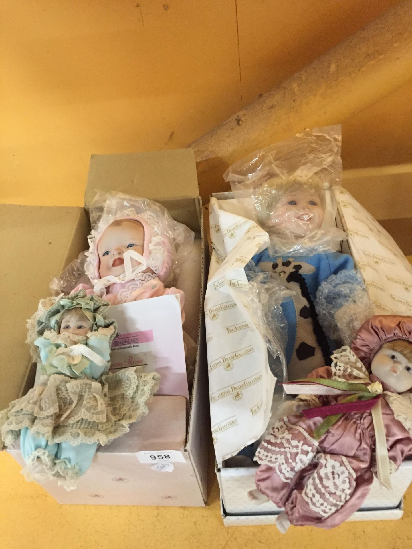 A COLLECTION OF ASSORTED VINTAGE DOLLS, DRAKES GALLERIES ETC