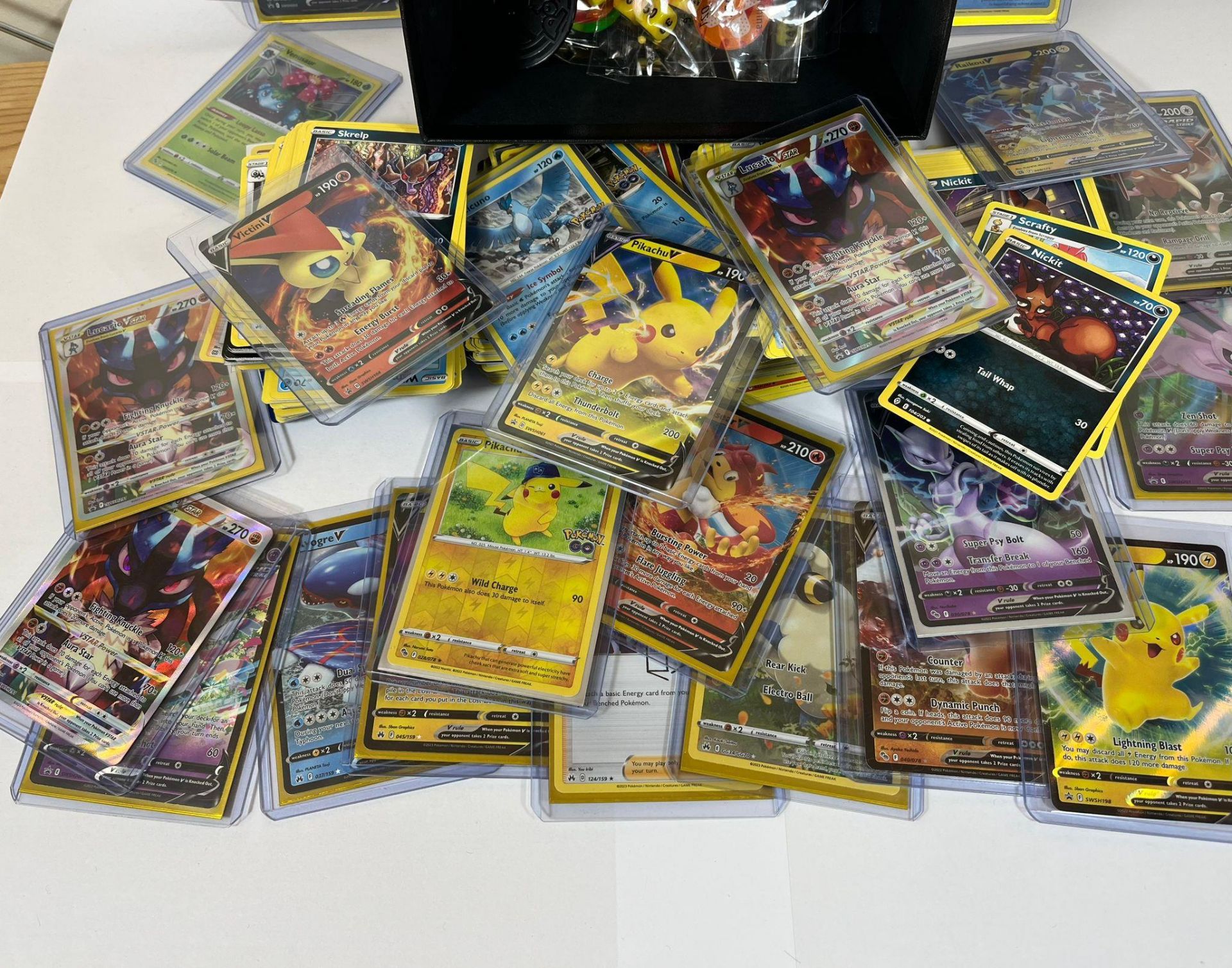 A LARGE COLLECTION OF APPROXIMATELY 350 POKEMON CARDS IN A TRAINER BOX, V CARDS, HOLOS ETC - Image 4 of 4