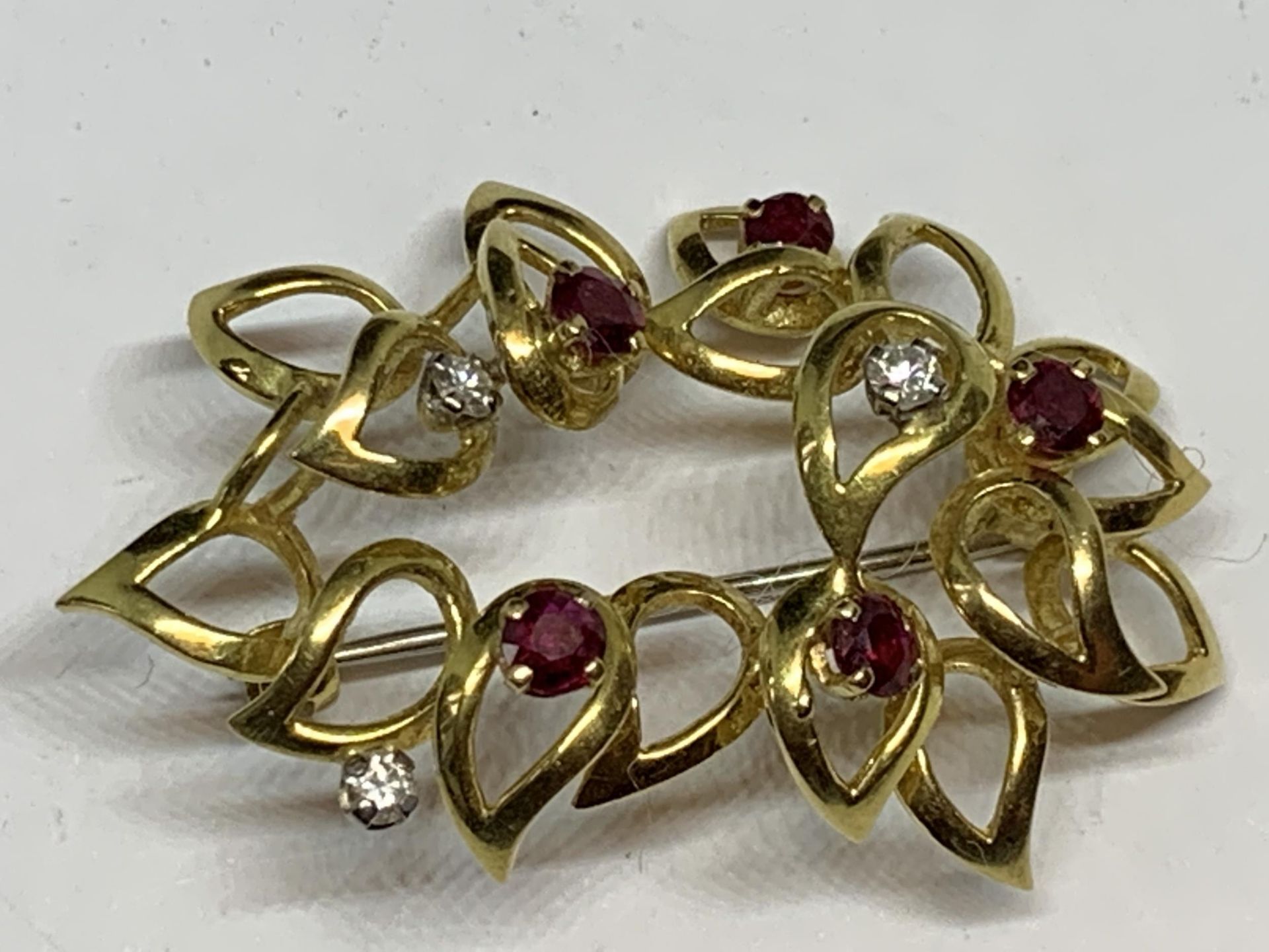 A 9 CARAT GOLD BROOCH SET WITH THREE DIAMOND AND FIVE RUBIES IN A PRESENTATION BOX - Image 2 of 4
