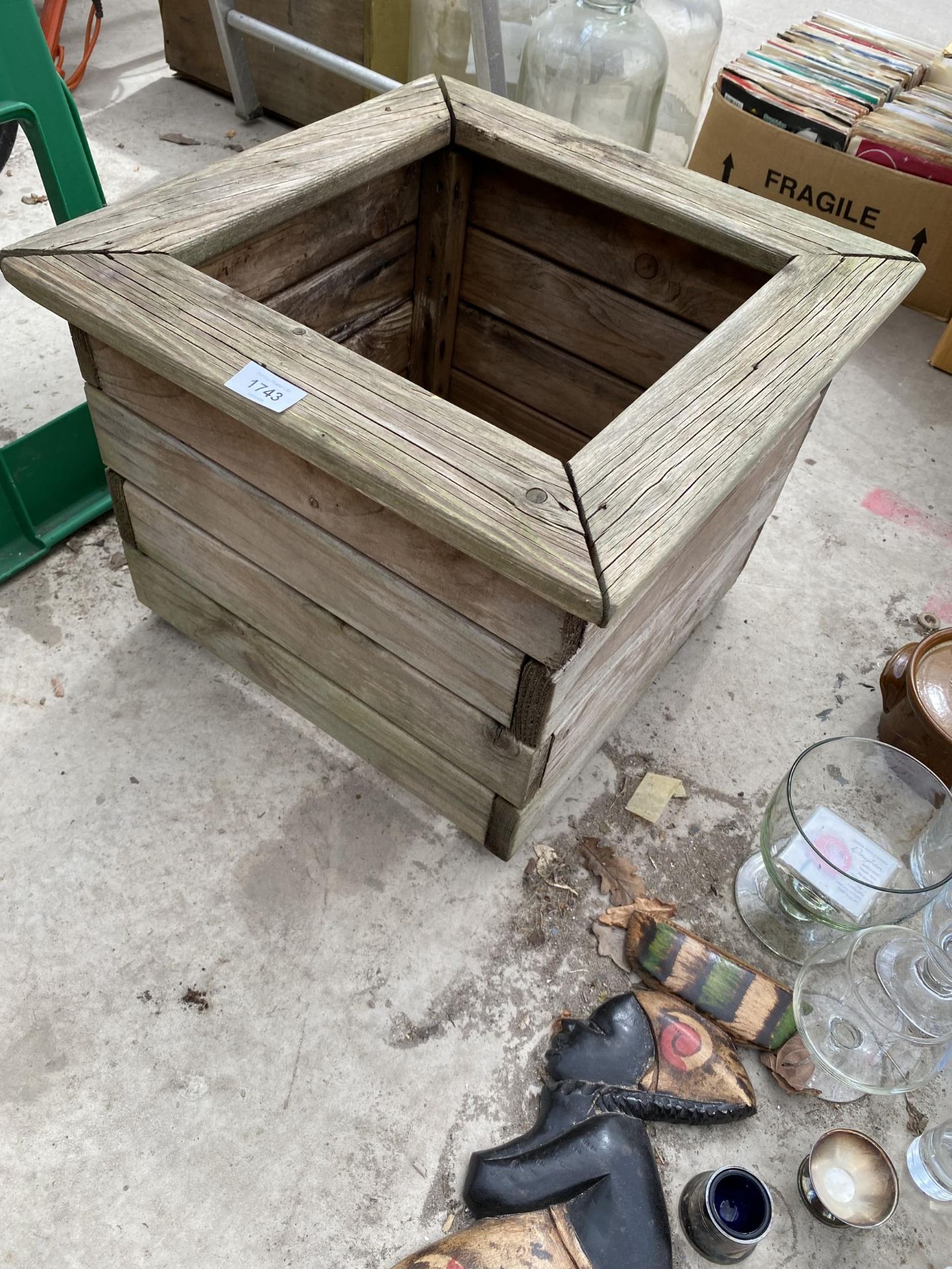 A SMALL WOODEN SQUARE GARDEN PLANTER (41CM x 41CM x 30CM)