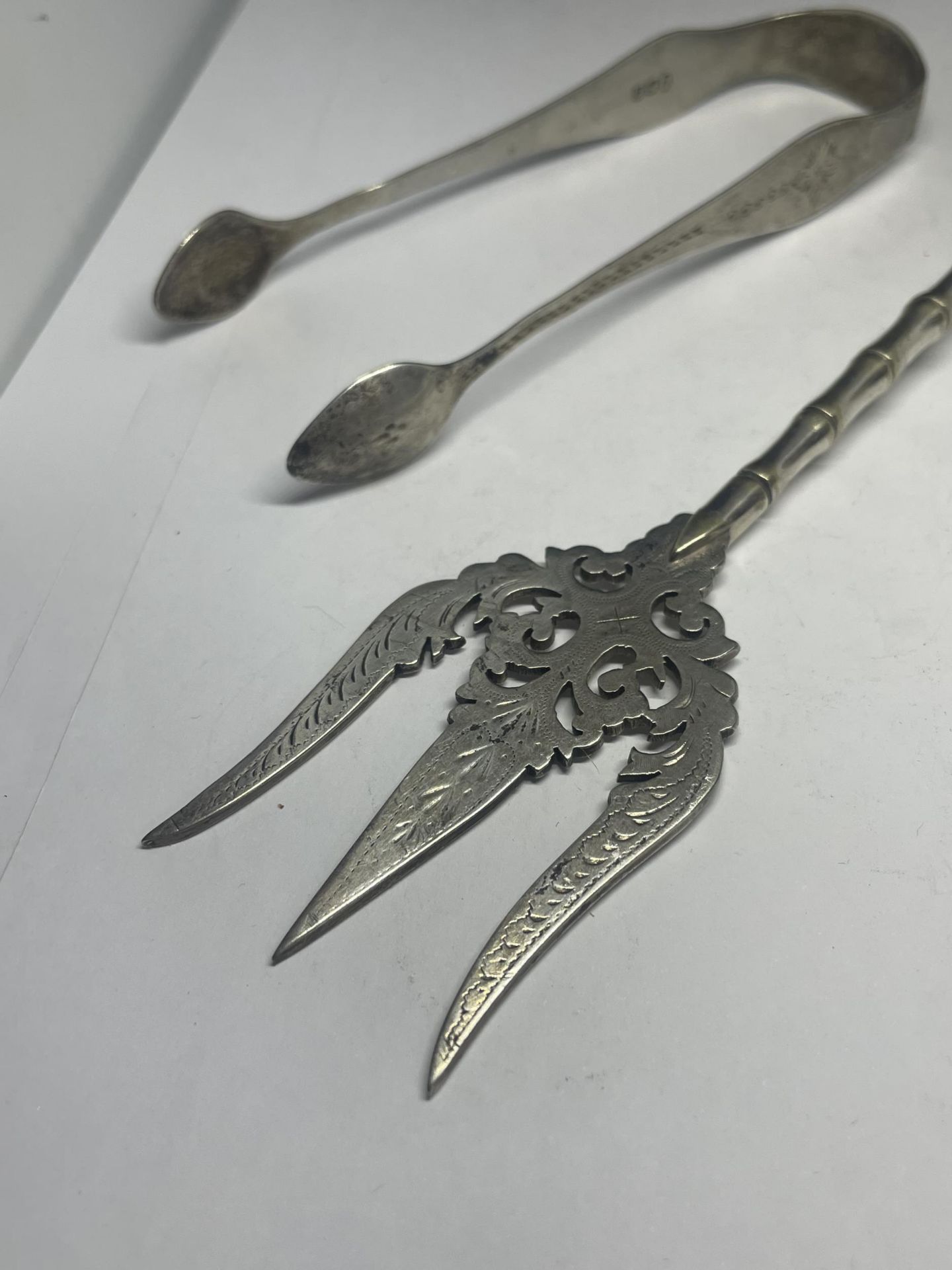 A PAIR OF GEORGIAN SILVER TONGS AND A SILVER HANDLED FORK - Image 2 of 4