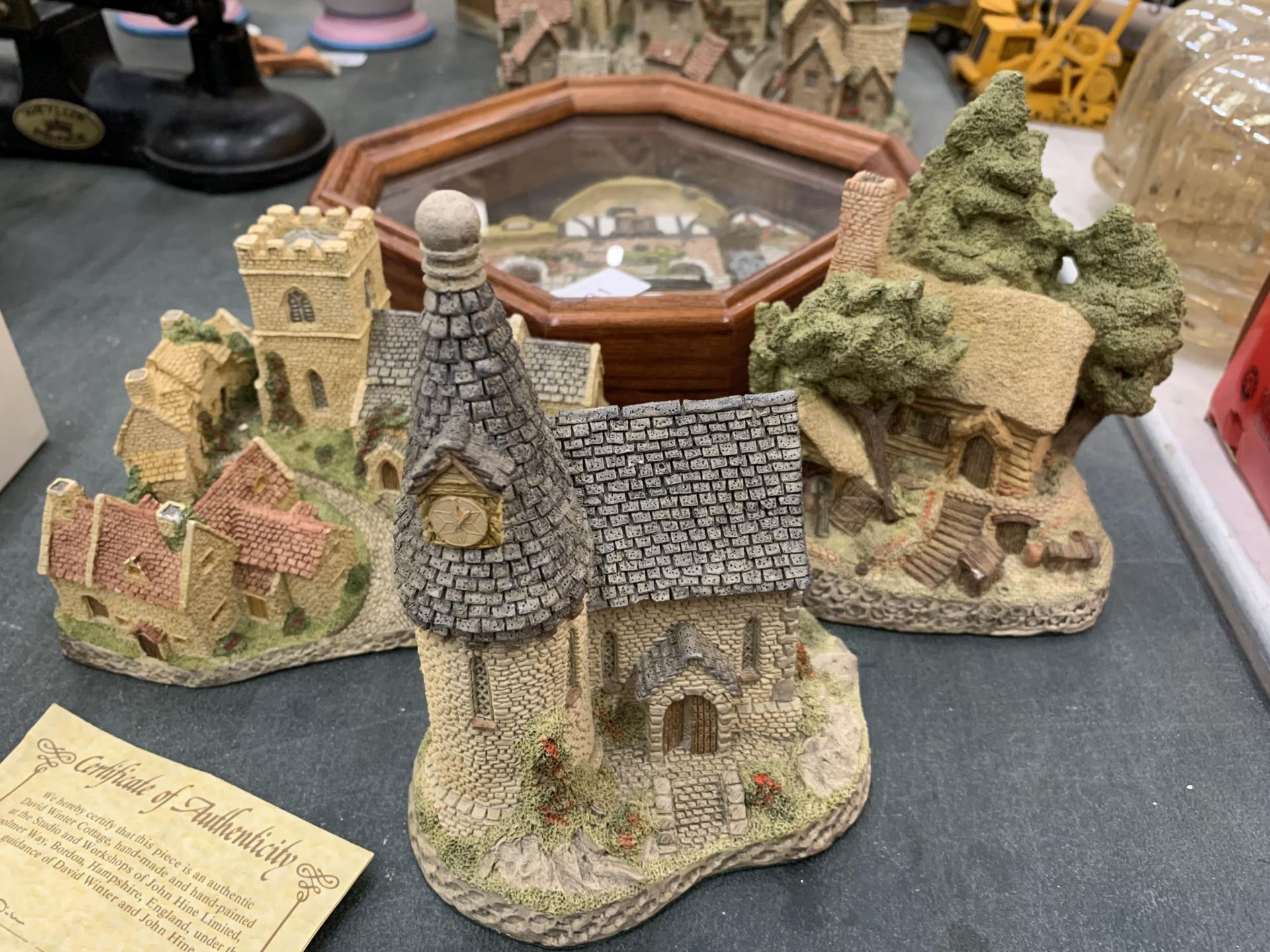 A GROUP OF DAVID WINTER COTTAGES TO INCLUDE EXAMPLE IN WOODEN DISPLAY CASE - Image 4 of 4