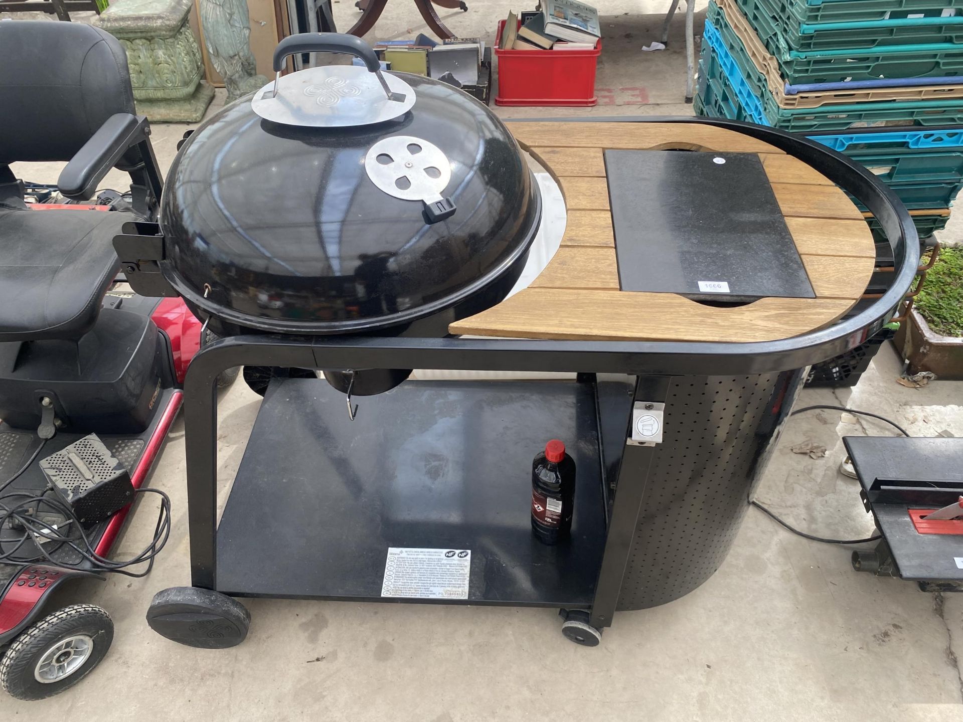 A BLOOMA KINLEY KETTLE CHARCOAL BBQ WITH TROLLEY AND SHELF