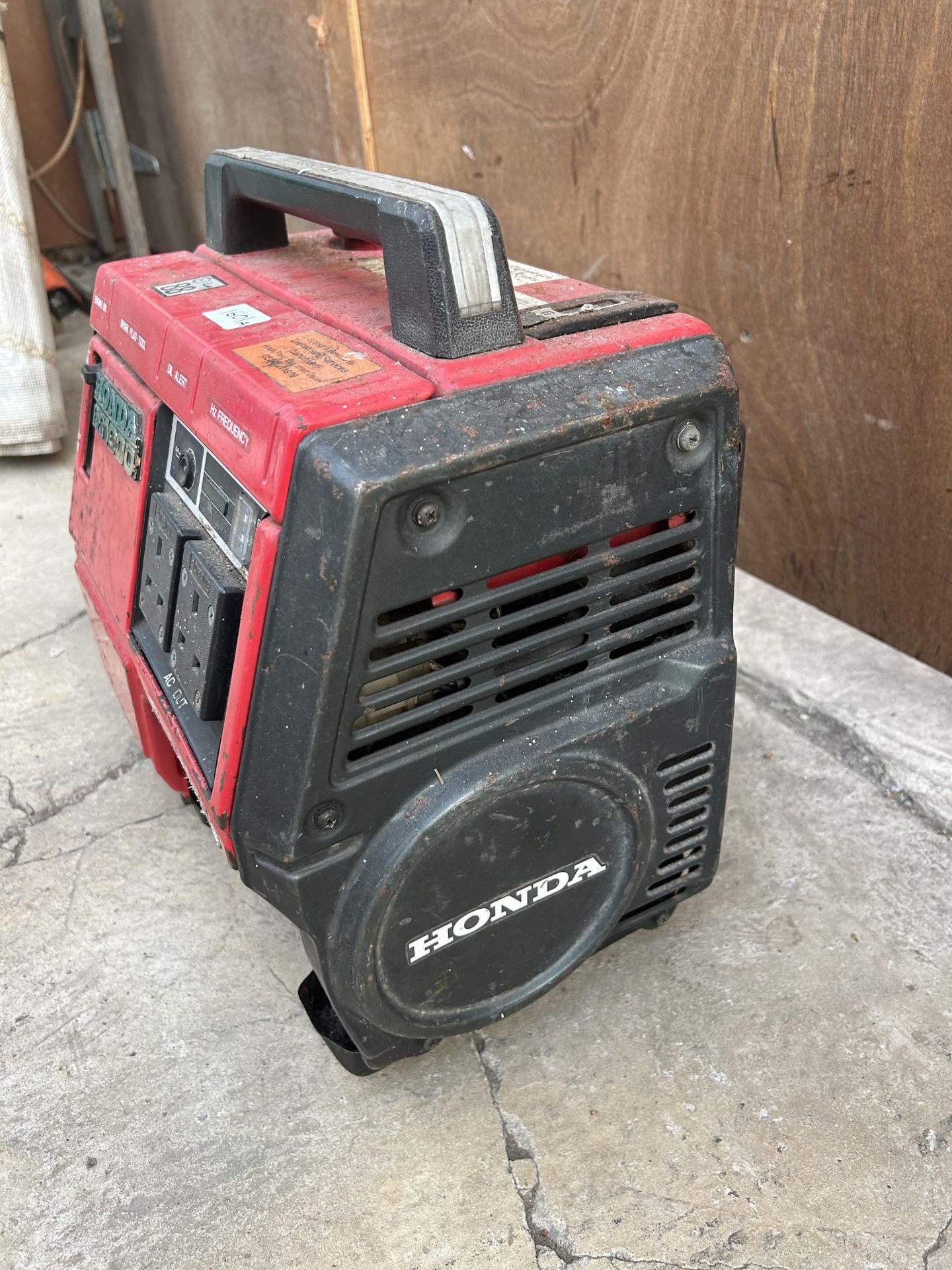 A PETROL HONDA EX1000 SUITCASE GENERATOR BELIEVED IN WORKING ORDER BUT NO WARRANTY GIVEN - Image 2 of 3