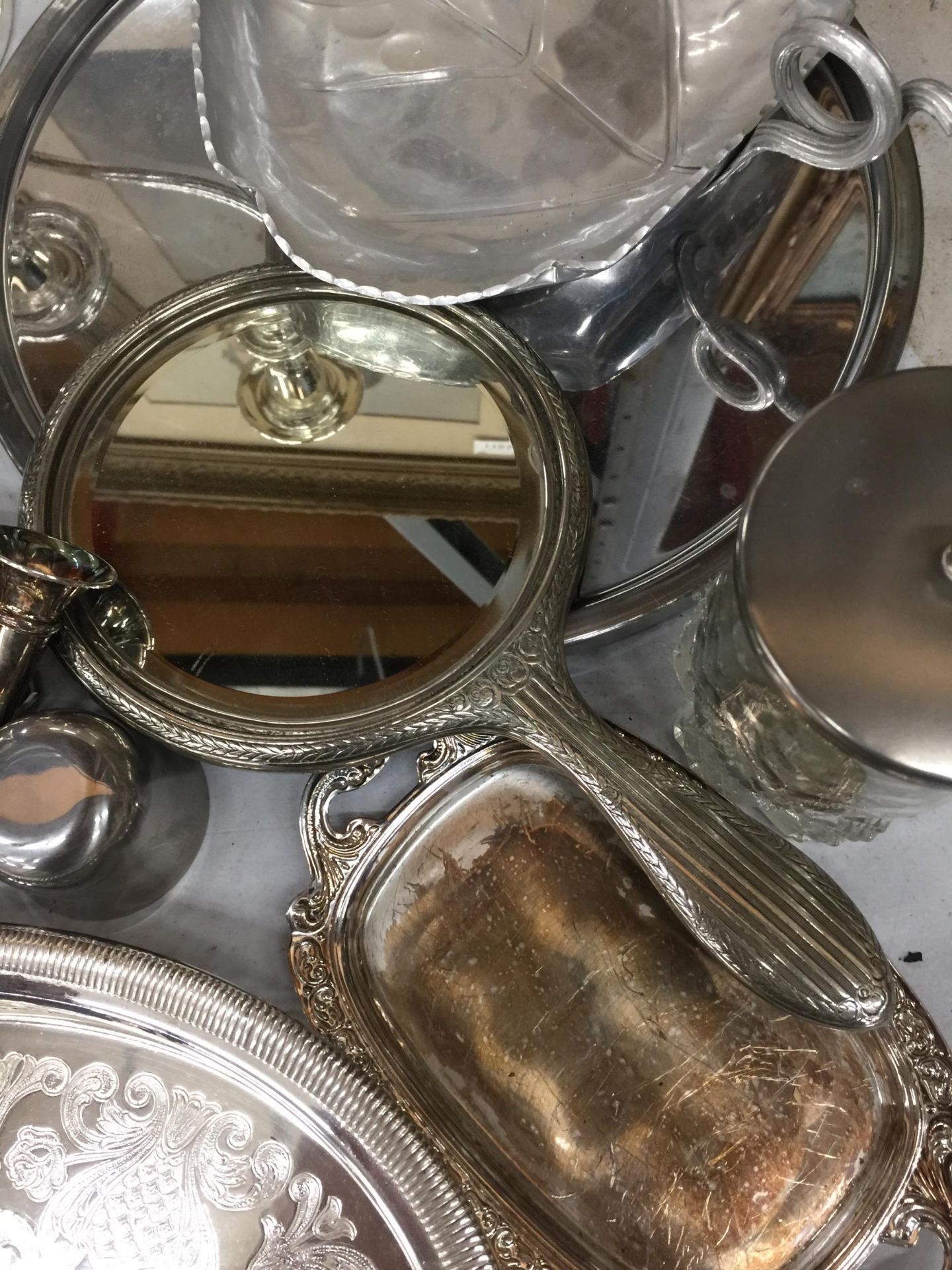 A LARGE QUANTITY OF SILVER PLATED ITEMS TO INCLUDE A CANDLEABRA, CRUETS, TRAYS, A HAND MIRROR, - Image 2 of 6