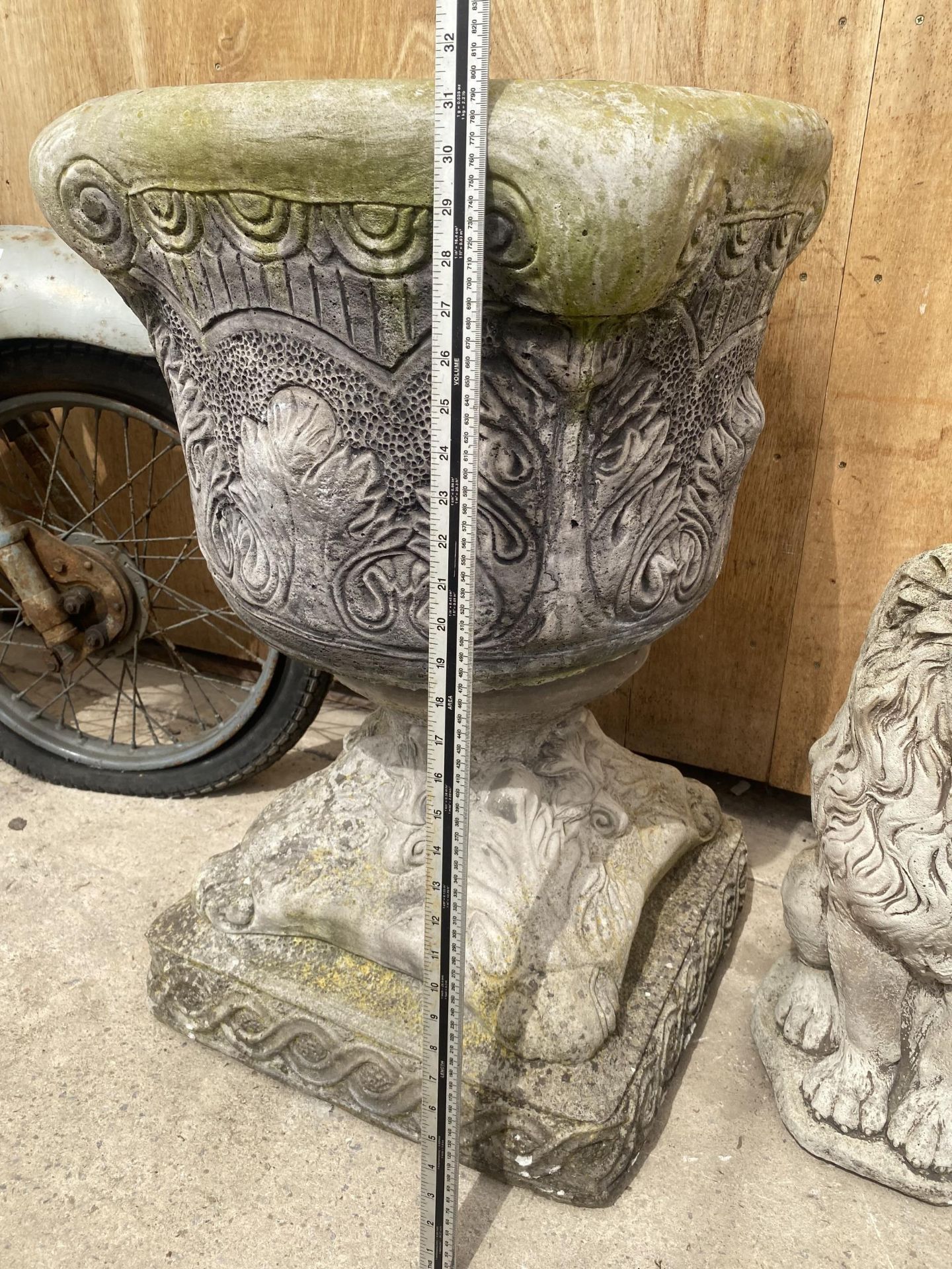 A LARGE RECONSTITUTED STONE URN PLANTER WITH PEDESTAL BASE (H:79CM) - Image 2 of 5