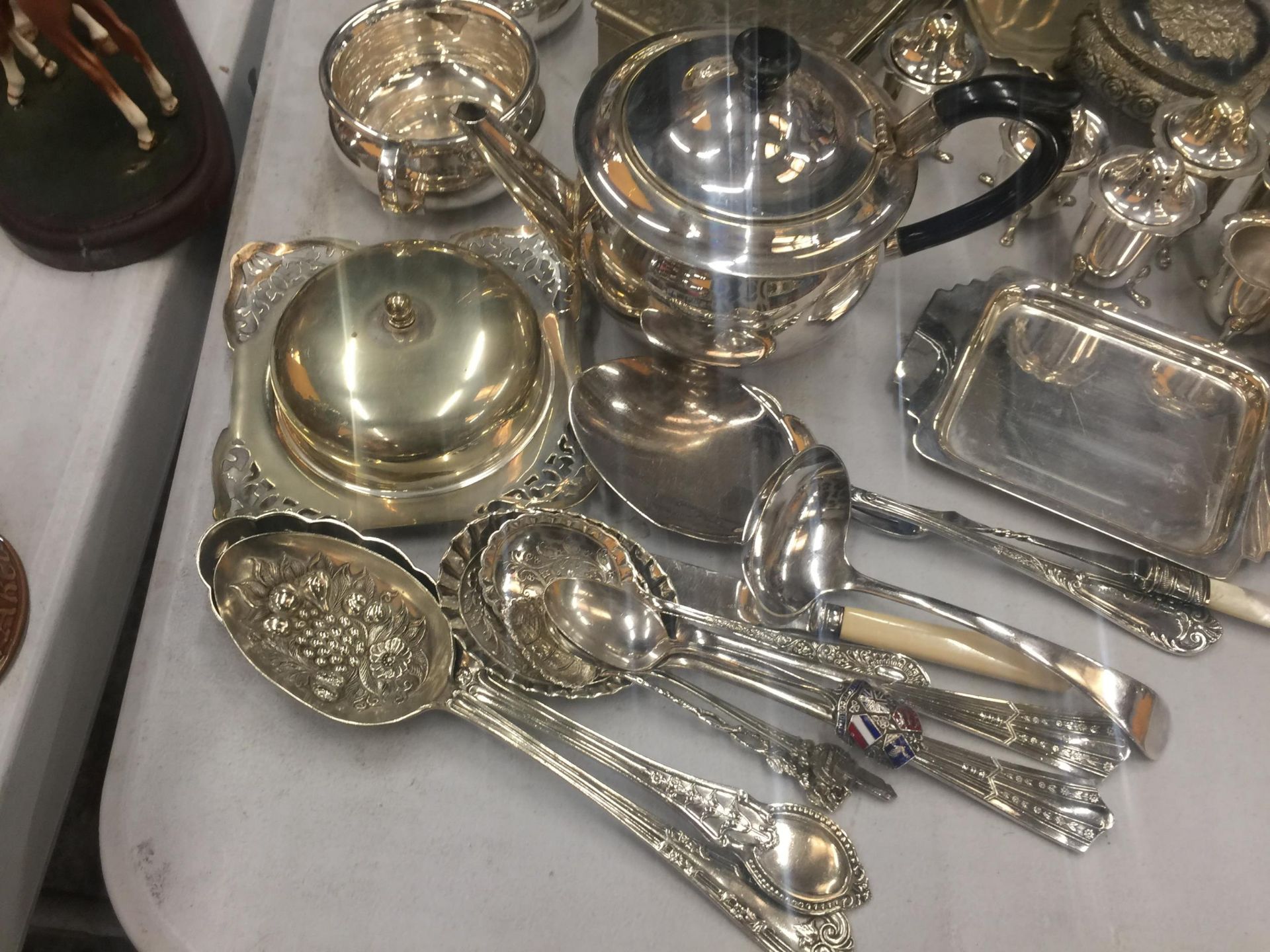 A LARGE QUANTITY OF SILVER PLATED ITEMS TO INCLUDE FLATWARE, CRUETS, A TEAPOT, SERVING DISHES, A - Image 5 of 7