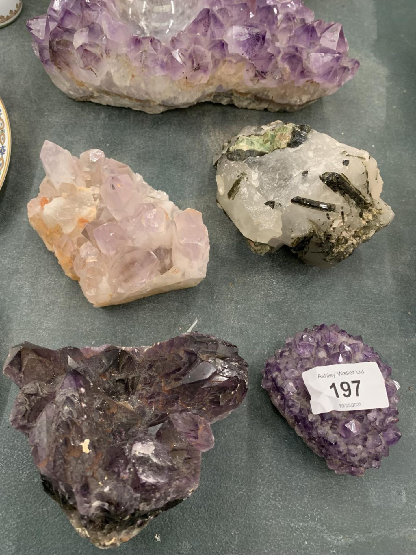 A COLLECTION OF LARGE CRYSTALS TO INCLUDE AMETHYST - 6 PIECES IN TOTAL - Image 3 of 3