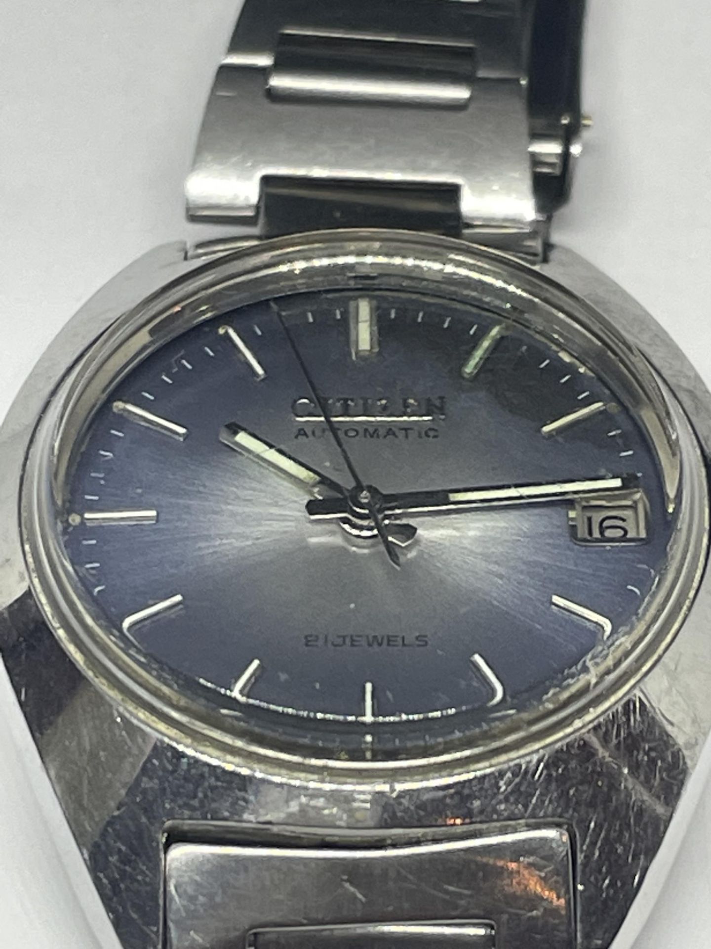 A VINTAGE CITIZEN AUTOMATIC WRIST WATCH WITH ORIGINAL STRAP, SEEN WORKING BUT NO WARRANTIES GIVEN - Bild 2 aus 3