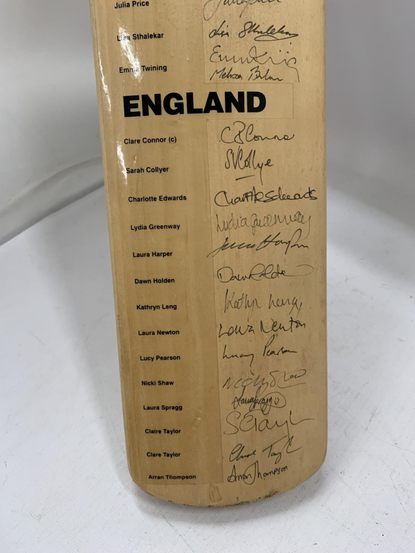 A RARE 2003 LADIES ASHES SERIES BAT, SIGNED BY BOTH TEAMS - Image 5 of 8