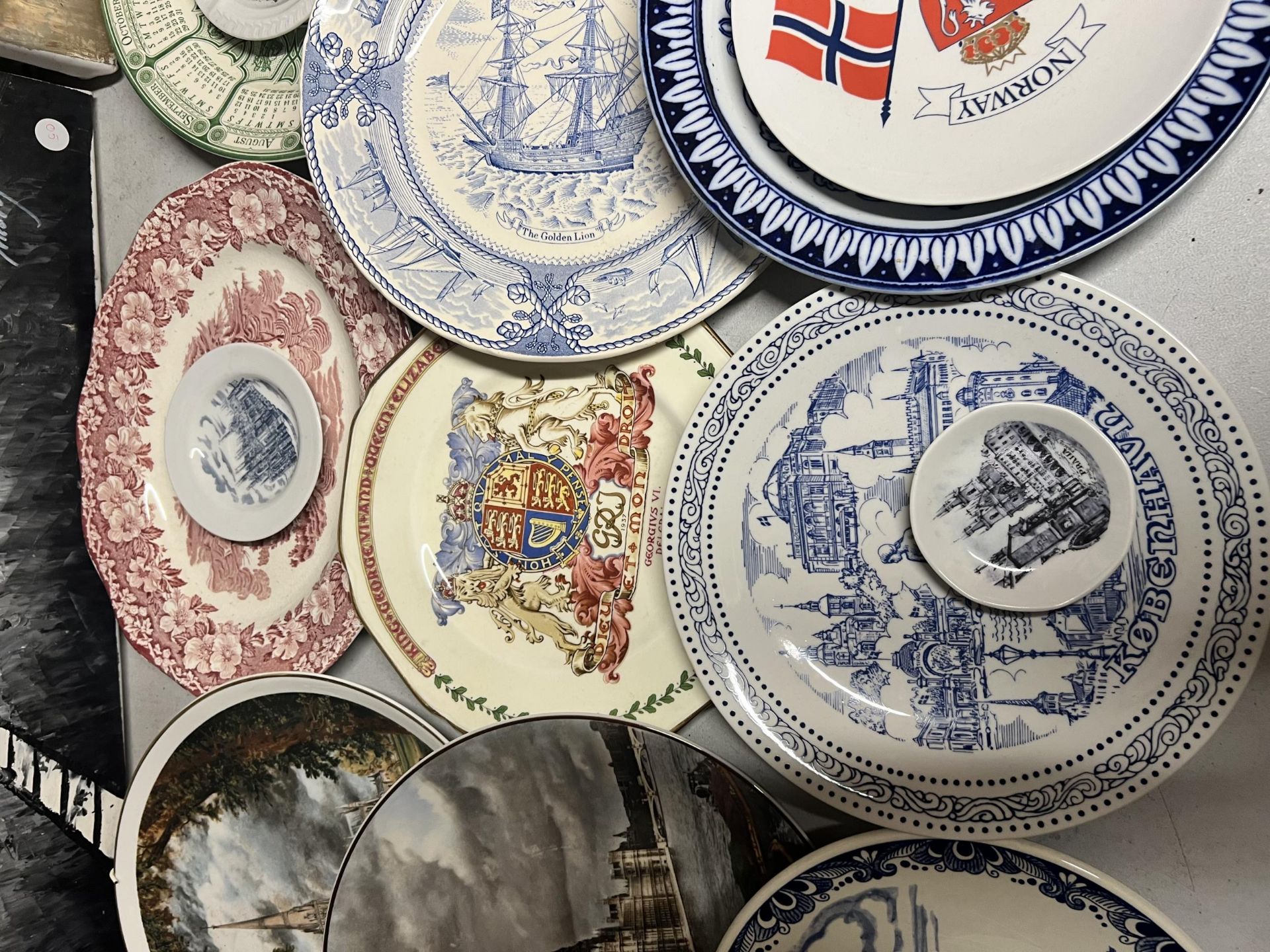A LARGE QUANTITY OF TEN SMALL AND TEN LARGE VINTAGE PLATES - Image 3 of 5