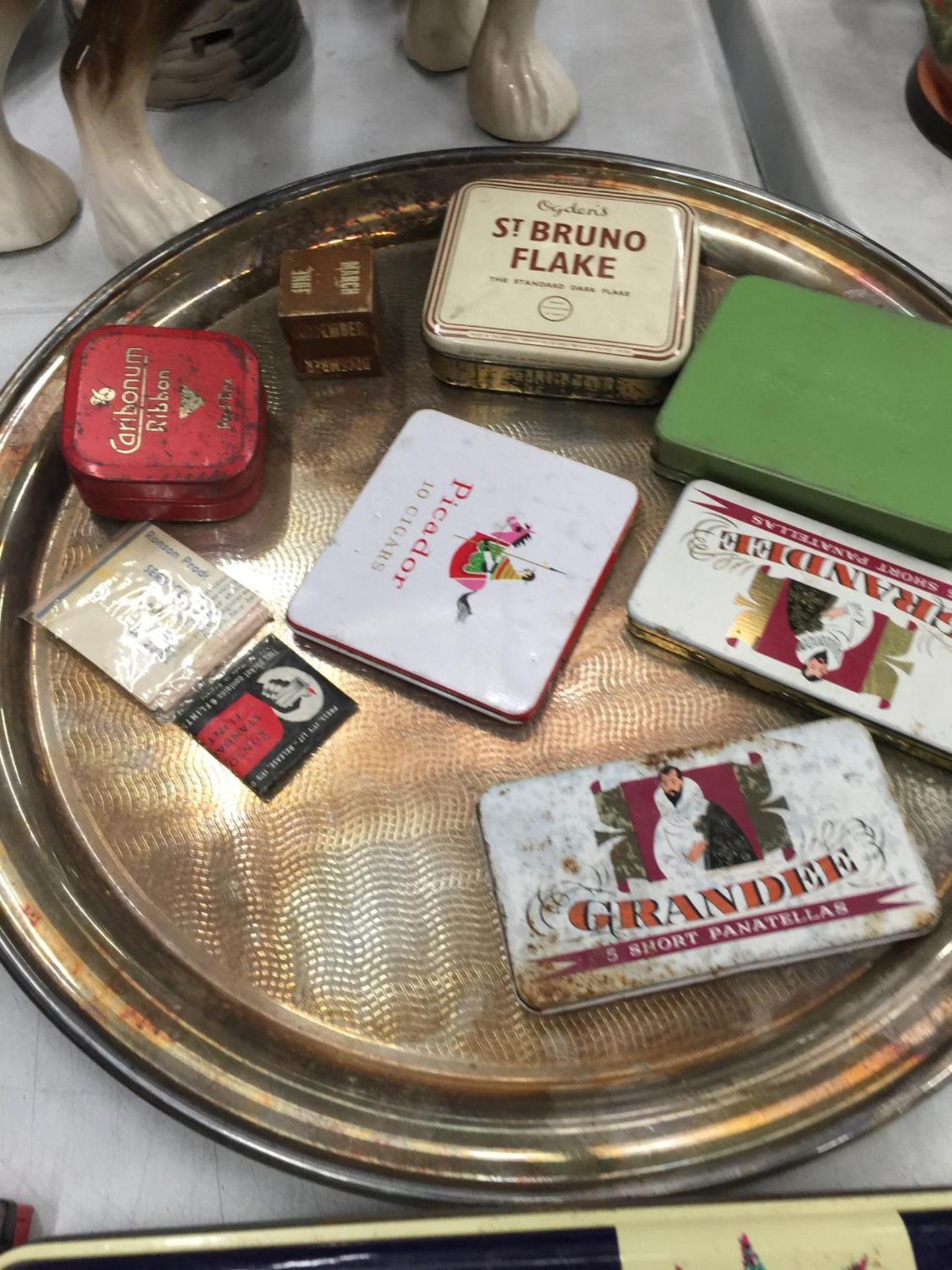 A LARGE COLLECTION OF VINTAGE TINS PLUS A SILVER PLATED TRAY - Image 4 of 8