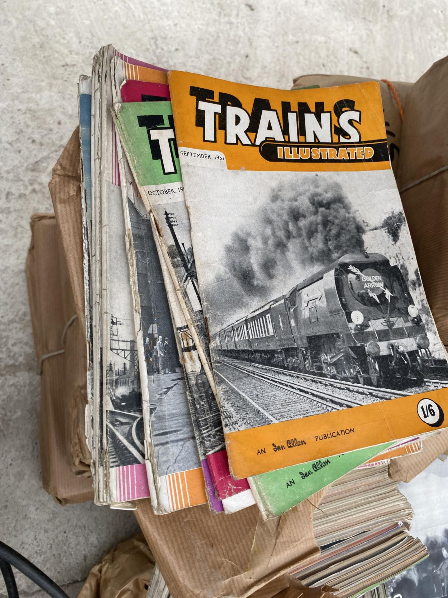A LARGE QUANTITY OF VINTAGE TRAIN MAGAZINES - Image 3 of 4