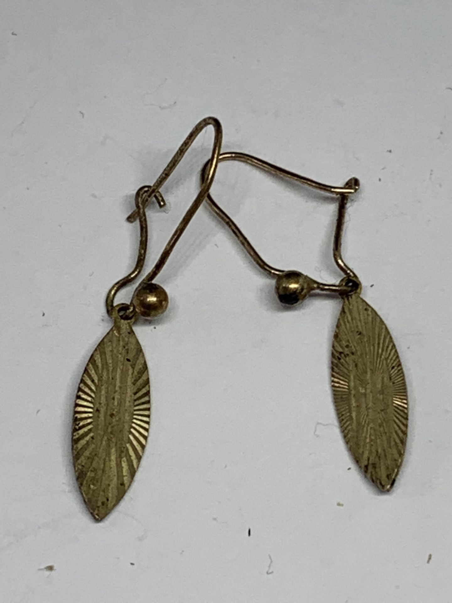 A PAIR OF 9 CARAT GOLD LEAF DESIGN DROP EARRINGS GROSS WEIGHT 1.26 GRAMS IN A BOX