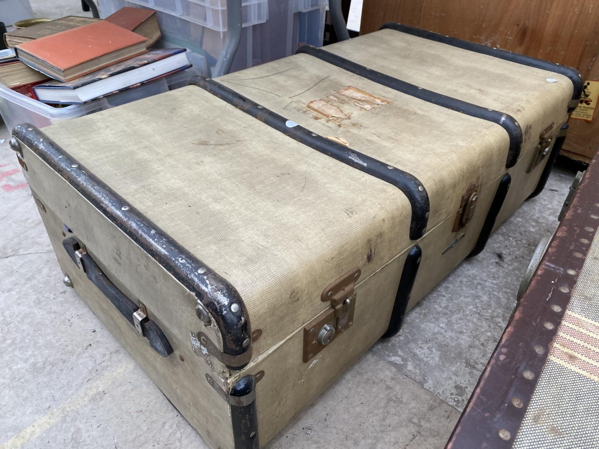 TWO VINTAGE TRAVEL CASES - Image 3 of 7