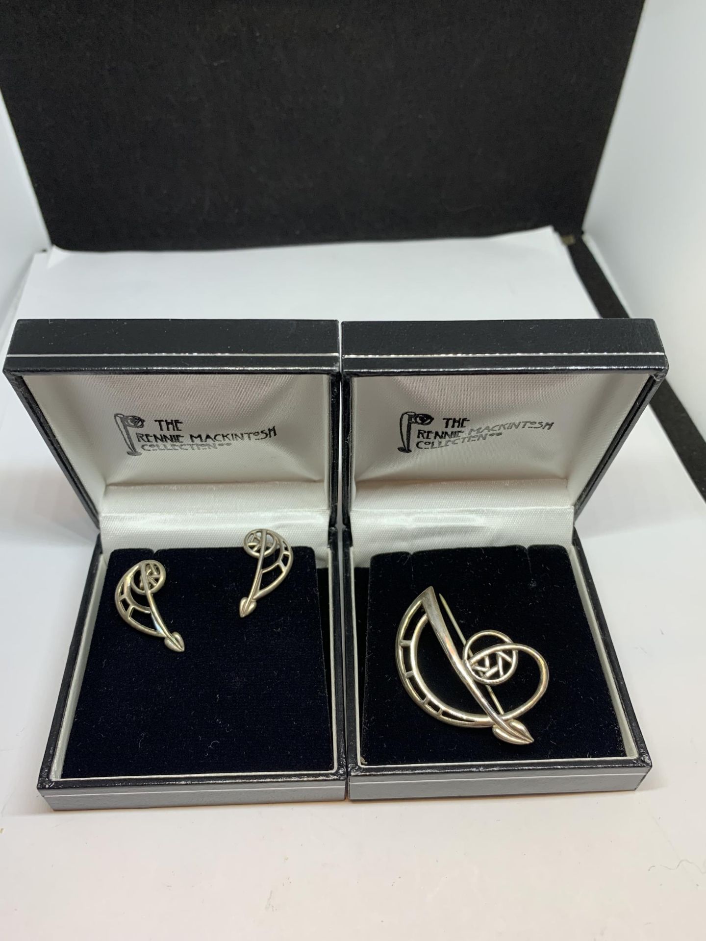 A PAIR OF SILVER RENNIE MACKINTOSCH EARRINGS AND A MATCHING BROOCH BOTH IN ORIGINAL PRESENTATION