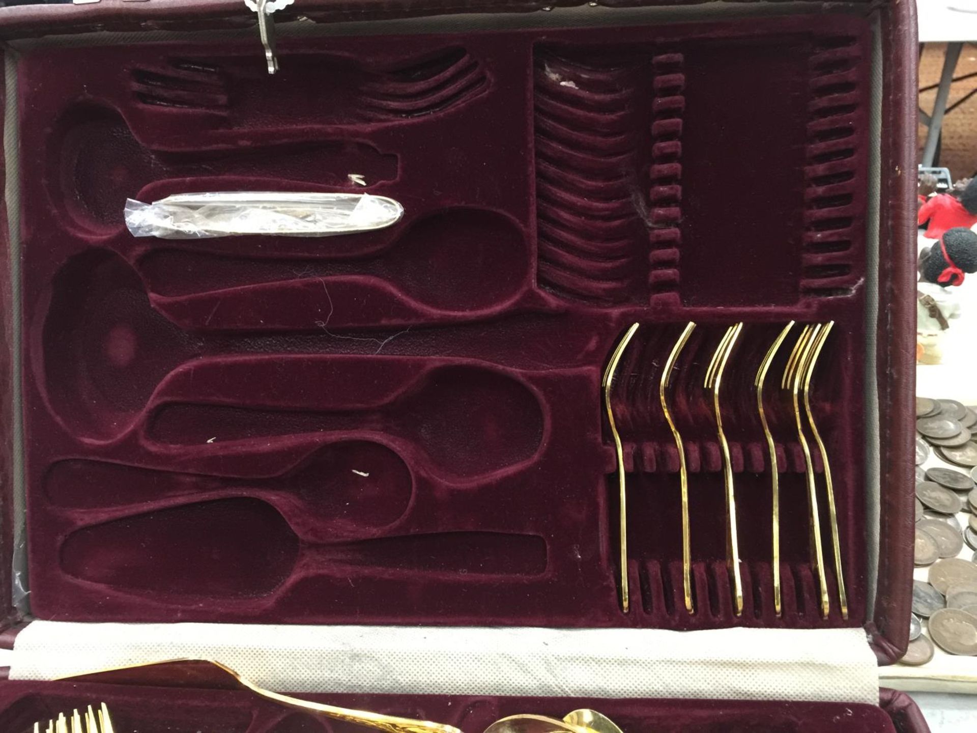 A YELLOW METAL CANTEEN OF CUTLERY IN A CASE - Image 6 of 8