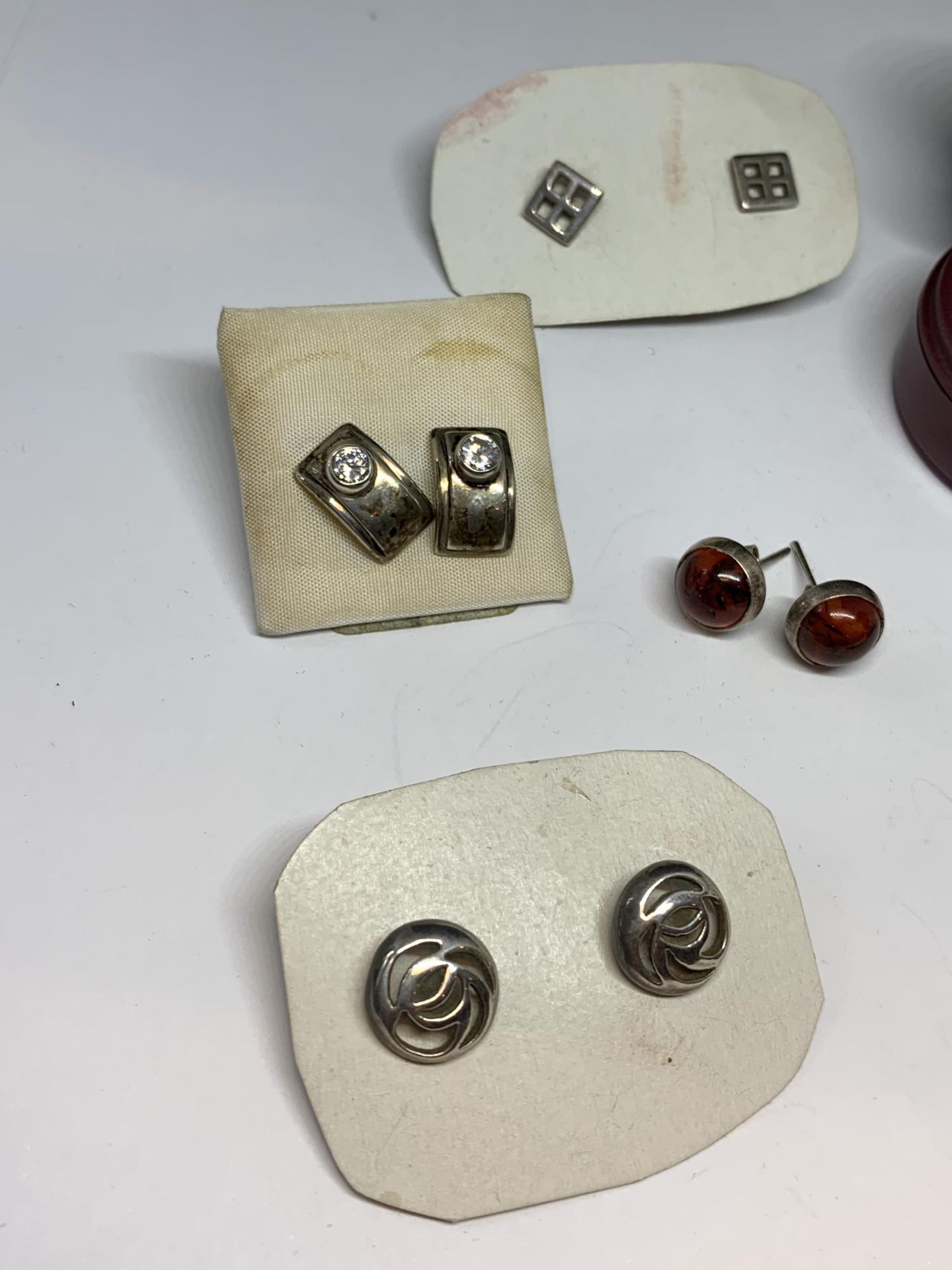 SEVEN PAIRS OF VARIOUS SILVER EARRINGS TO INCLUDE A BOXED PAIR OF JET ON SILVER - Image 2 of 3