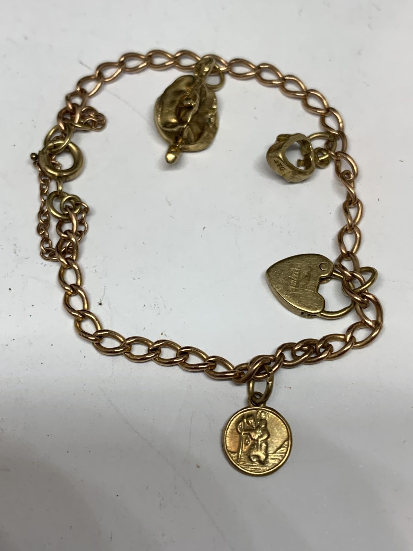 TWO 9 CARAT GOLD BRACELETS TO INCLUDE A ONE WITH FOUR CHARMS GROSS WEIGHT 5.8 GRAMS - Image 2 of 4