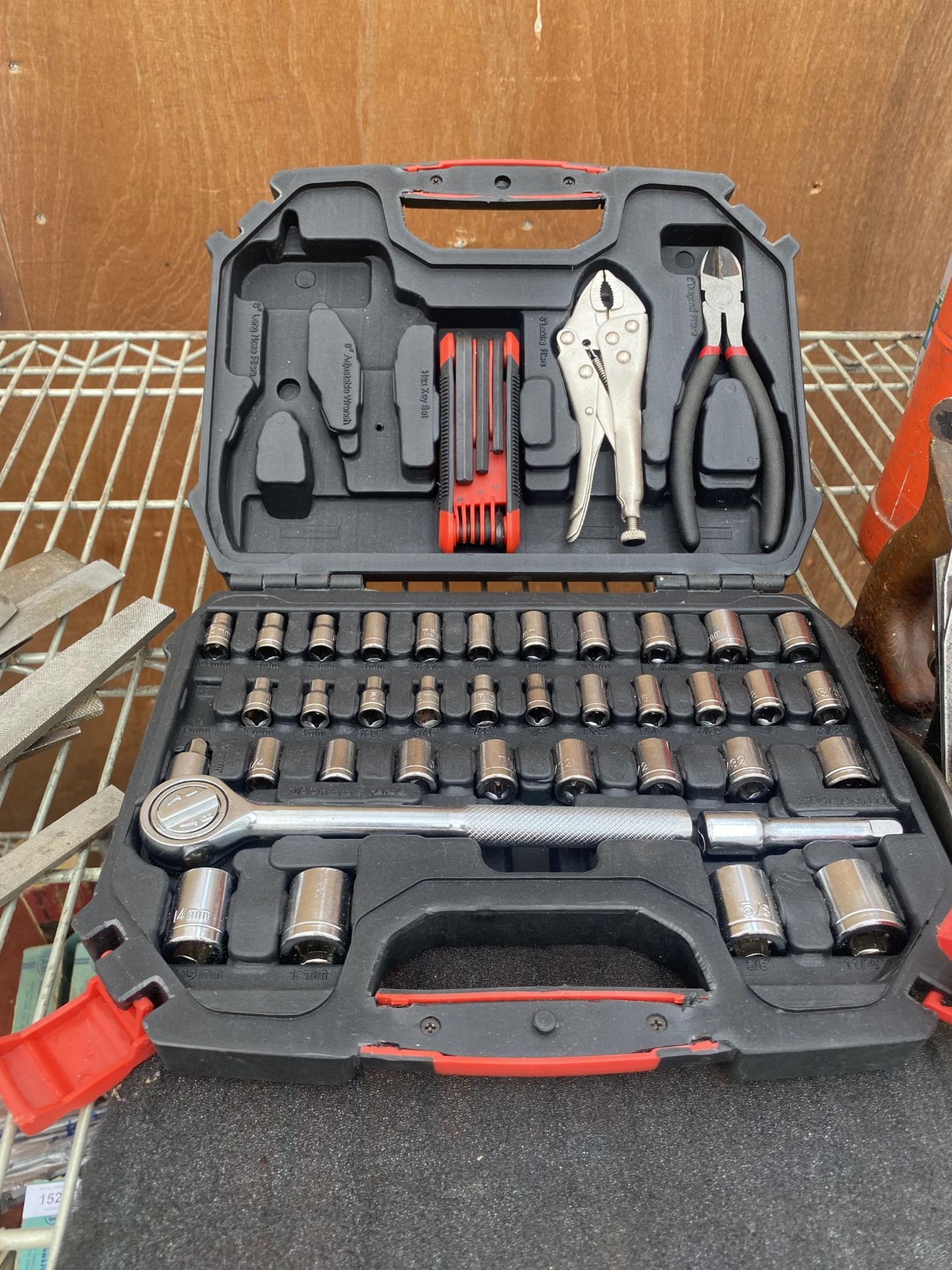 AN ASSORTMENT OF TOOLS TO INCLUDE TWO WOOD PLANES AND A SOCKET SET ETC - Image 2 of 4