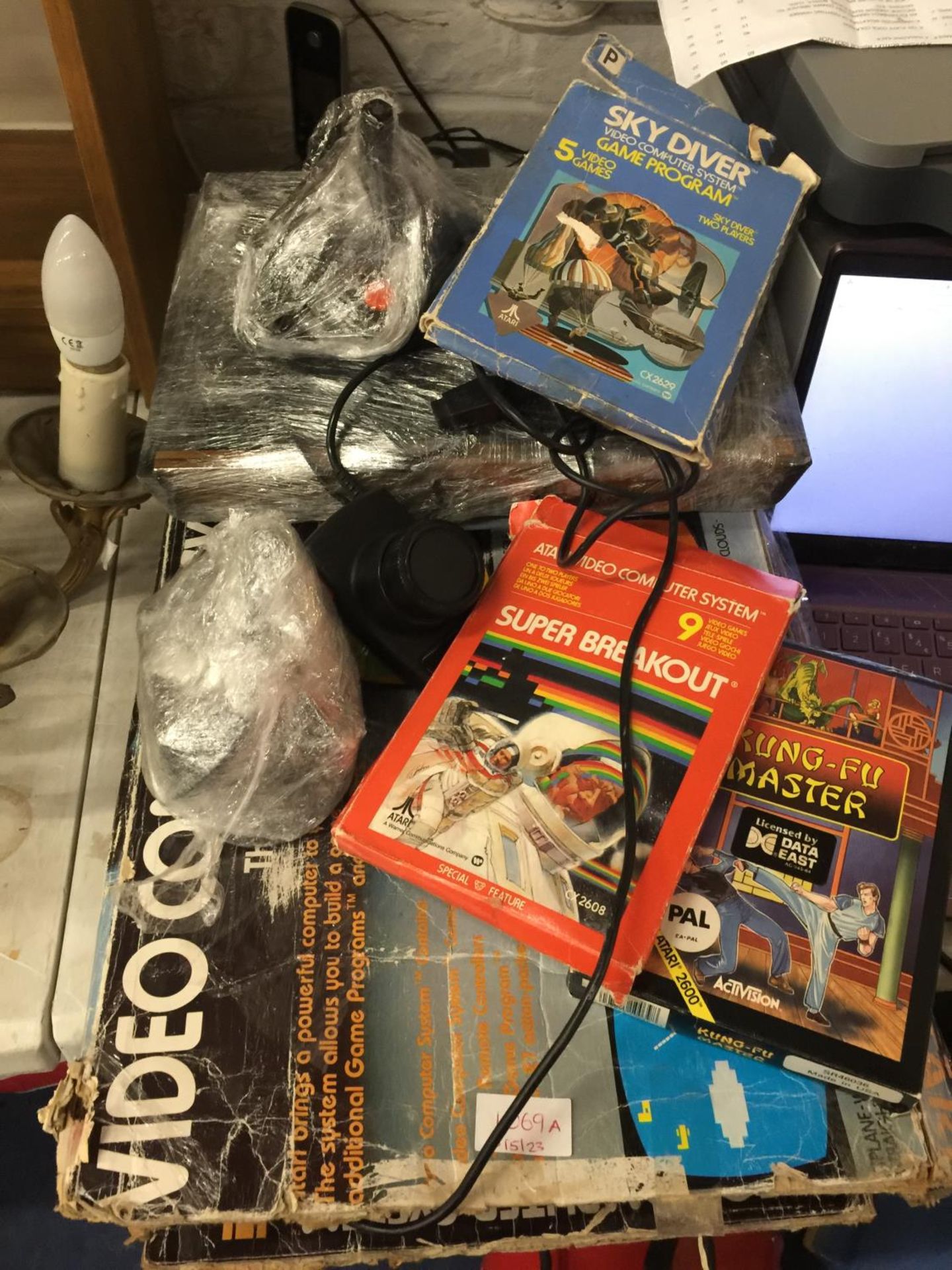 A VINTAGE ATARI GAMES CONSOLE 2600, JOYPADS, CONTROLLERS, POWER PACKS PLUS 6 GAMES - KUNG FU MASTER, - Image 2 of 4