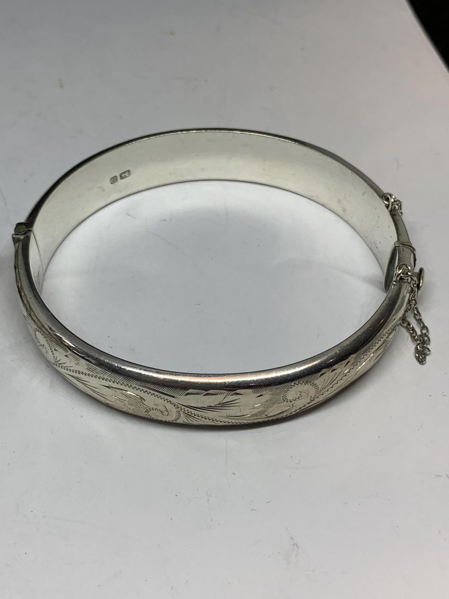 TWO MARKED SILVER BRACELETS TO INCLUDE A HALLMARKED BIRMINGHAM BANGLE AND A GREEK DESIGN EXAMPLE - Image 3 of 4