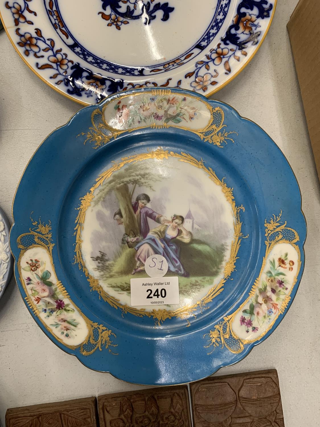 A QUANTITY OF WEDGWOOD ITEMS TO INCLUDE A PLANTER, PLATES AND PLAQUES PLUS TERRACOTTA TILES, - Image 4 of 10