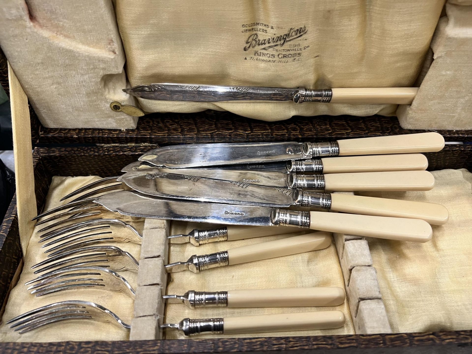 A QUANTITY OF BOXED VINTAGE FLATWARE TO INCLUDE SPOONS, KNIVES AND FORKS AND A PART MANICURE SET - Image 5 of 6