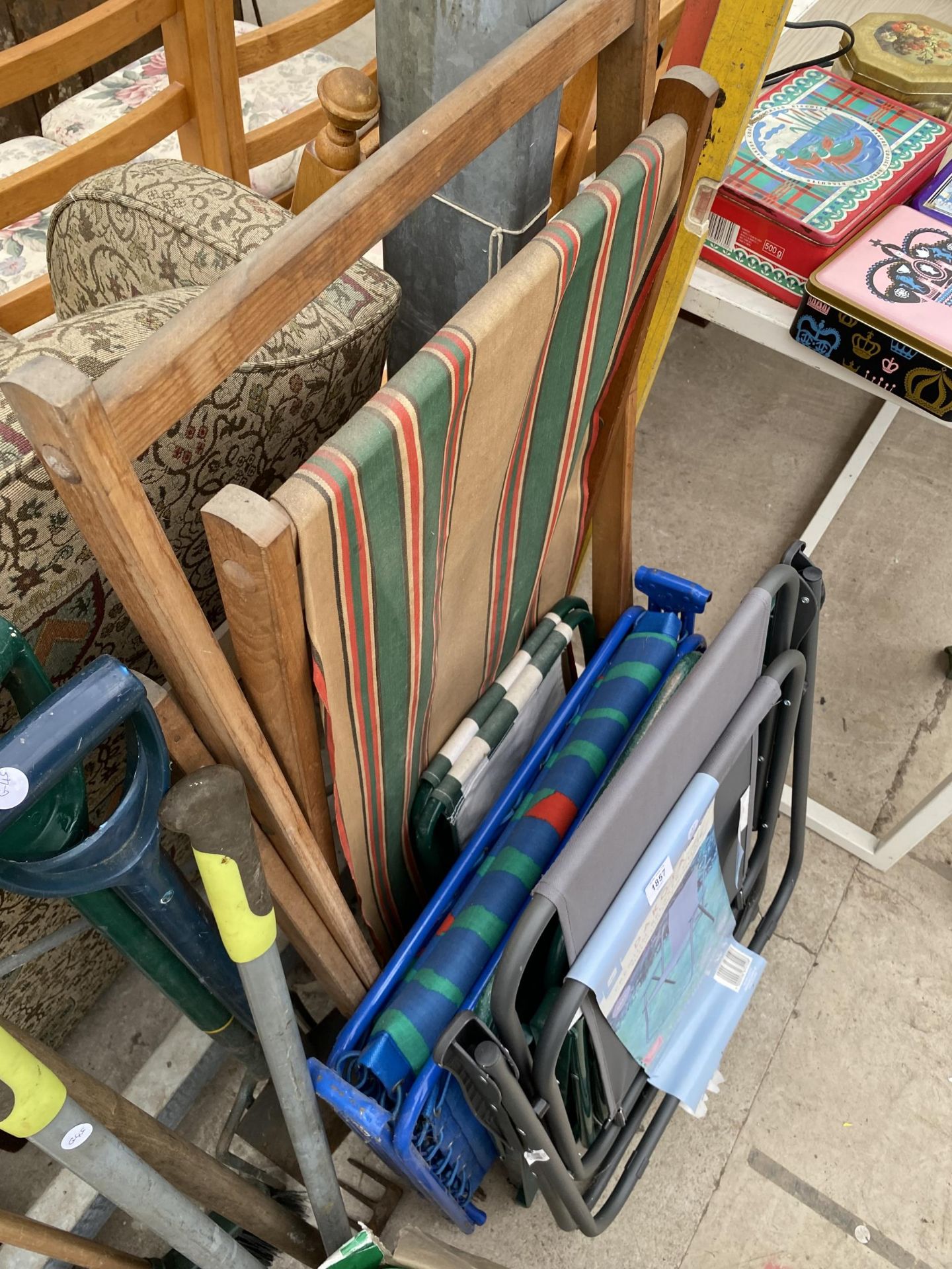 AN ASSORTMENT OF FOLDING GARDEN CHAIRS TO INCLUDE A RETRO DECK CHAIR - Bild 2 aus 3