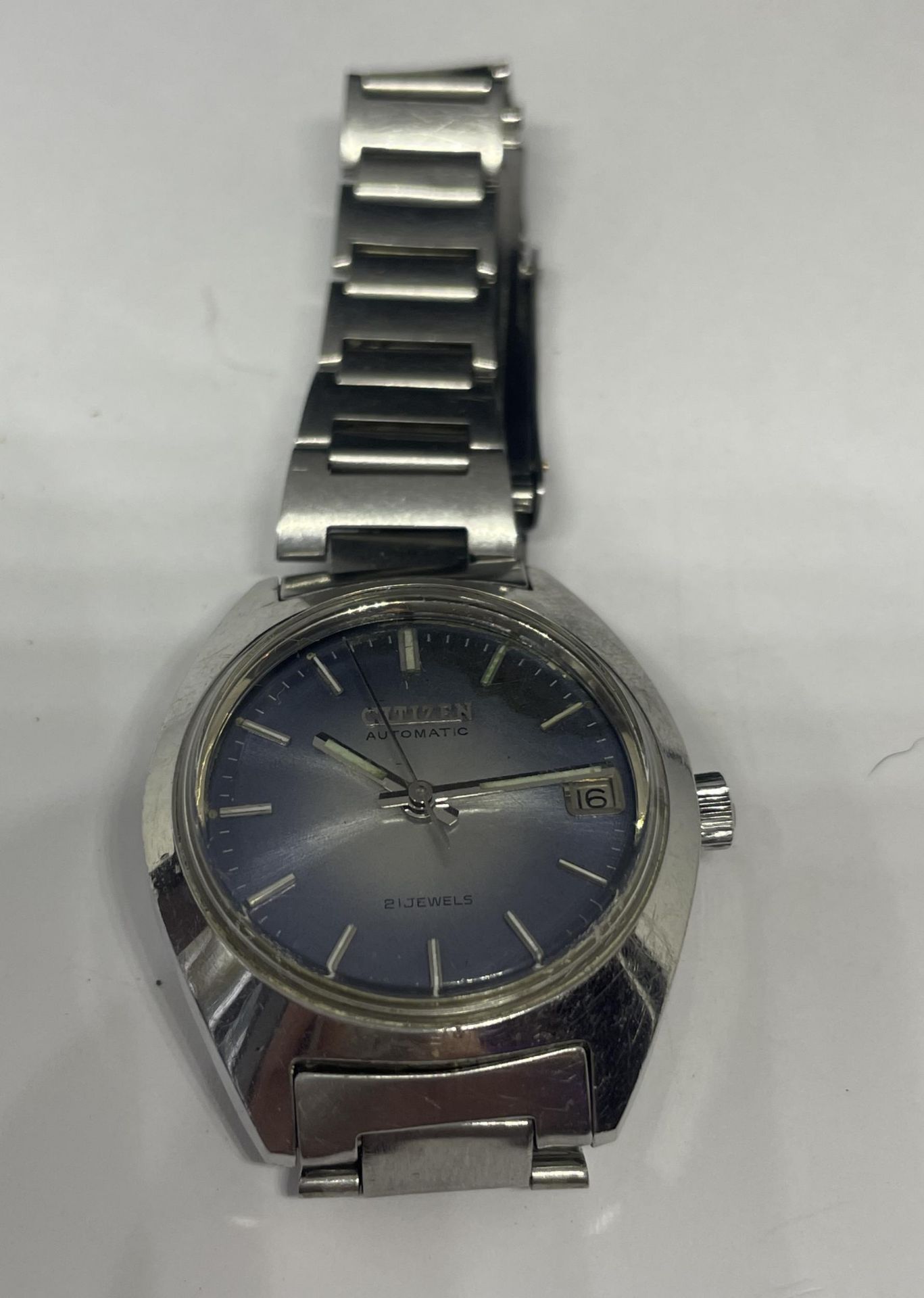 A VINTAGE CITIZEN AUTOMATIC WRIST WATCH WITH ORIGINAL STRAP, SEEN WORKING BUT NO WARRANTIES GIVEN