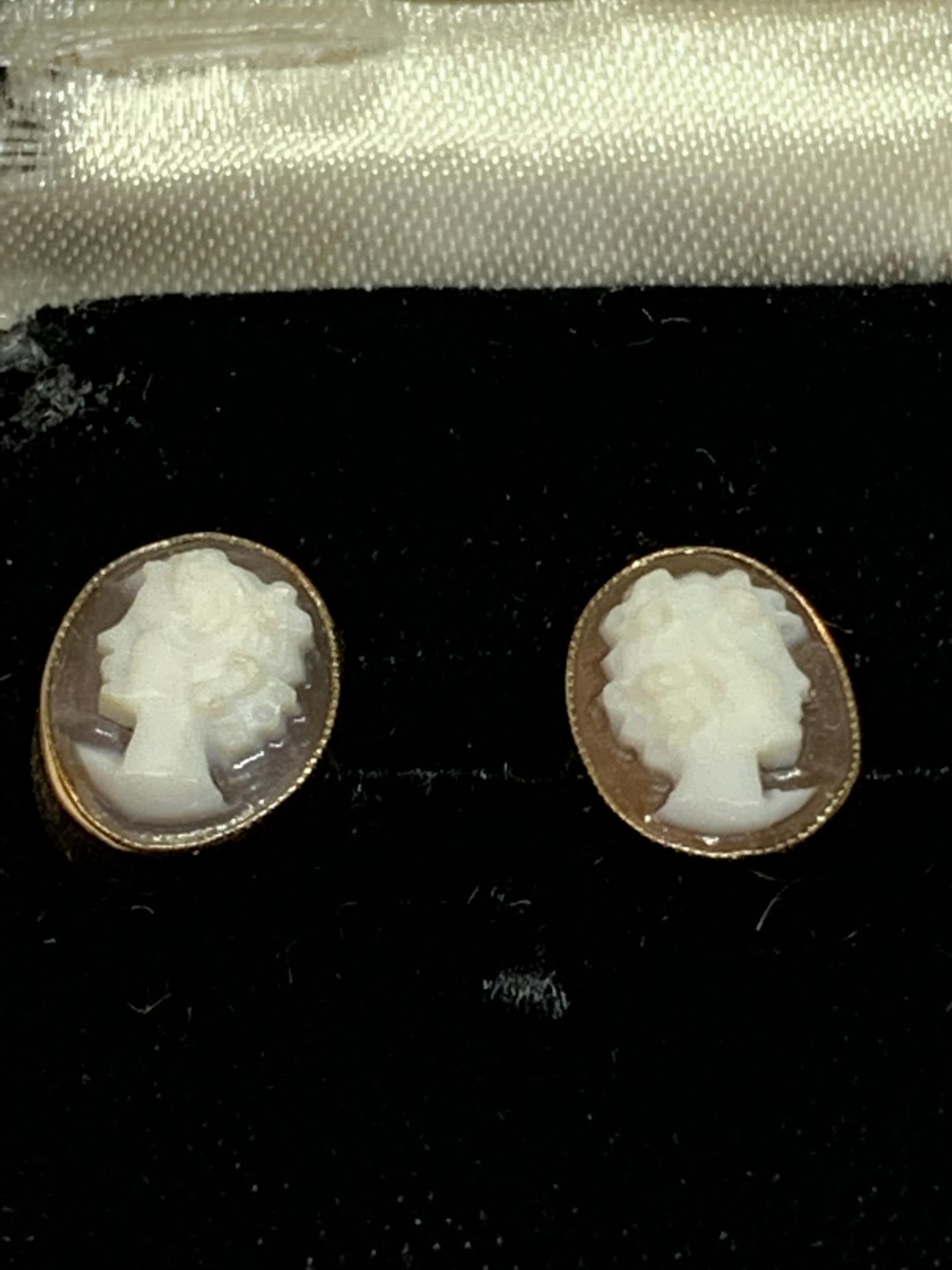 TWO PAIRS OF 9 CARAT GOLD EARRINGS TO INCLUDE CAMEOSAND CLEAR STONES IN PRESENTATION BOXES - Image 2 of 3