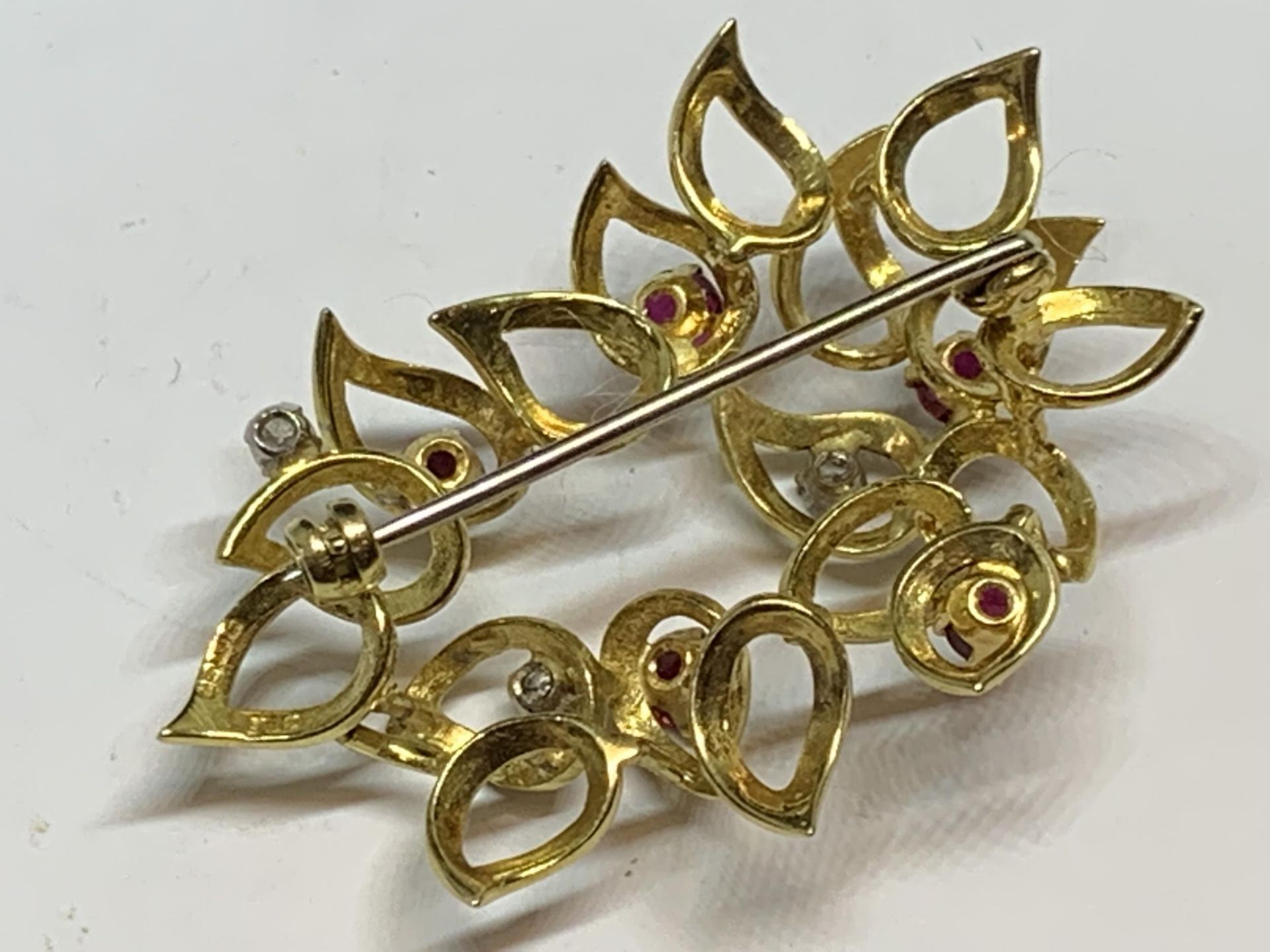 A 9 CARAT GOLD BROOCH SET WITH THREE DIAMOND AND FIVE RUBIES IN A PRESENTATION BOX - Image 3 of 4