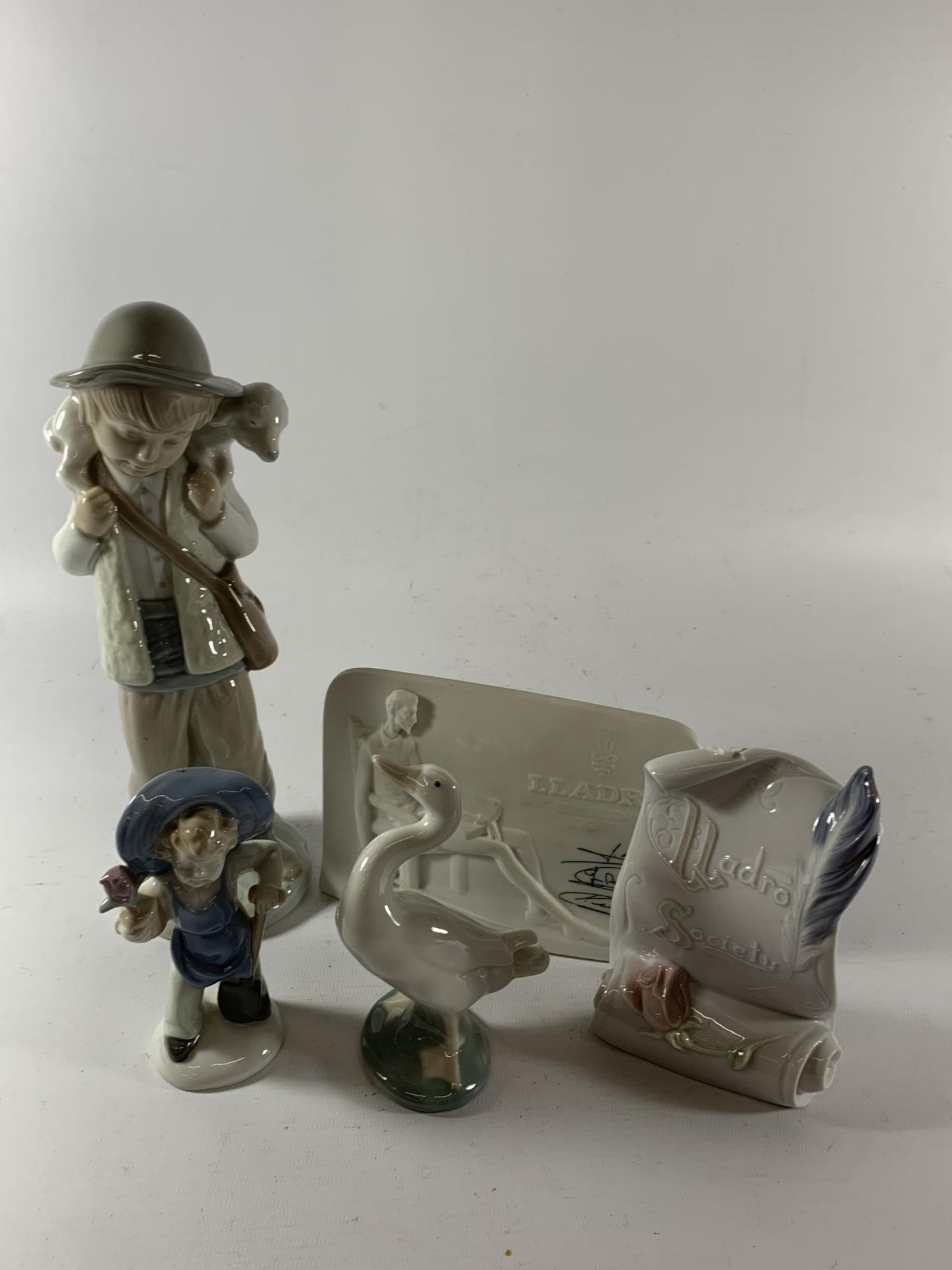 FIVE ITEMS - THREE FIGURES TO INCLUDE A LLADRO GOOSE, TWO LLADRO PLAQUES - LLADRO SOCIETY (A/F)