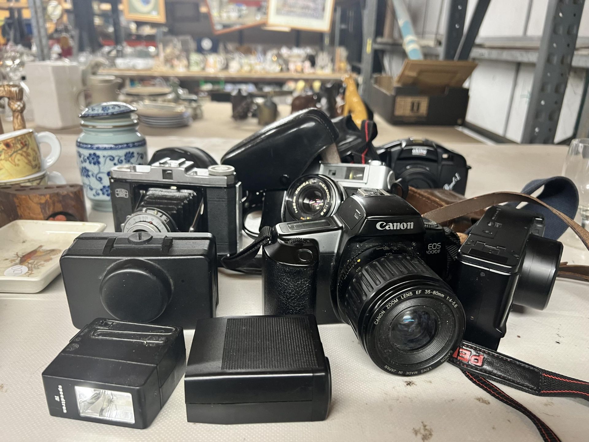 A COLLECTION OF VINTAGE CAMERAS TO INCLUDE A ZEISS IKON 'NETTAR' WITH FRONT BELLOWS, KONICA EE-